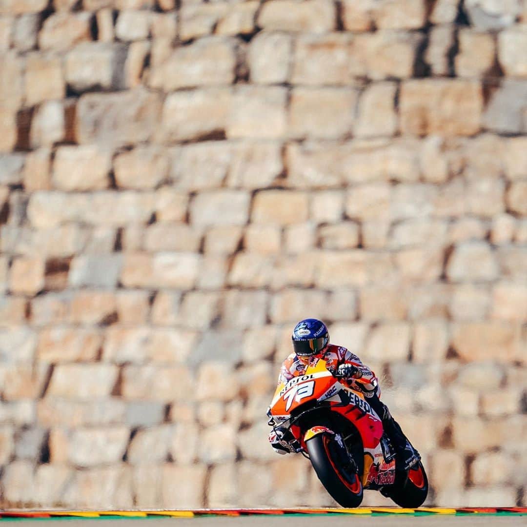 レプソル・ホンダのインスタグラム：「🧱🧱Another brick in the wall🧱🧱 ⠀⠀⠀⠀⠀⠀⠀⠀⠀ Wouldn’t be the #AragonGP without a wall shot. ⠀⠀⠀⠀⠀⠀⠀⠀⠀ #AragonGP #MotoGP #AM73 #AlexMarquez #SB6 #StefanBradl #Repsol #Honda #RepsolHonda #HRC #RC213V #ThePowerOfDreams #Racing #Motorcycle #Team #OneHeart」