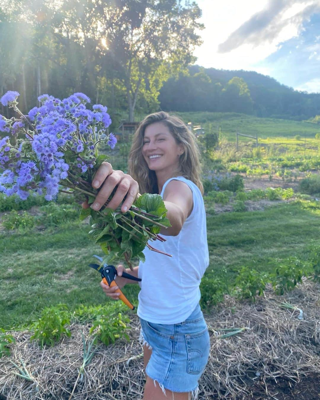 ジゼル・ブンチェンさんのインスタグラム写真 - (ジゼル・ブンチェンInstagram)「Food is one of the most powerful tools we have to help boost our immune system. I truly believe in the ancient saying, “Let food be thy medicine,” as I felt a big difference in my life when I started making better food choices.  When we eat foods that are alive (and not processed), their nutrients and vitamins keep us healthier, and also help our bodies function better. One of my favorite things is bringing home fresh food and herbs from our community garden. I wanted to share some of the benefits of our favorite herbs and spices (swipe left to see). What are some of your favorites?   #worldfoodday #nature #blessings #gratitude 🌱🙏💚 A comida é uma das ferramentas mais poderosas de que dispomos para ajudar dar um “up” no nosso sistema imunológico. Eu realmente acredito no antigo ditado: “Deixe o alimento ser o seu remédio”, pois senti uma grande diferença em minha vida quando comecei a fazer melhores escolhas alimentares. Quando comemos alimentos vivos (e não processados), seus nutrientes e vitaminas nos mantêm mais saudáveis e também ajudam nosso corpo a funcionar melhor. Uma das minhas coisas favoritas é colher alimentos frescos e ervas da nossa horta comunitária. Queria compartilhar com vocês alguns dos benefícios de nossas ervas e especiarias favoritas (deslize para o lado). Quais são os favoritos de vocês?  #diamundialdaaimentação #natureza #gratidão」10月16日 23時45分 - gisele