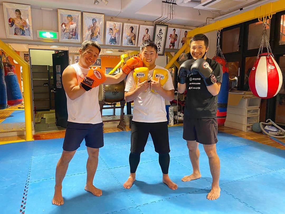 君島良夫のインスタグラム：「Kick boxing day🦵🏼🥊  ボンベイファミリーとキックボクシングへ！自分のキックがこんなにヘボいと思ったのは初めてです。伊原道場の皆さん、ありがとう。」