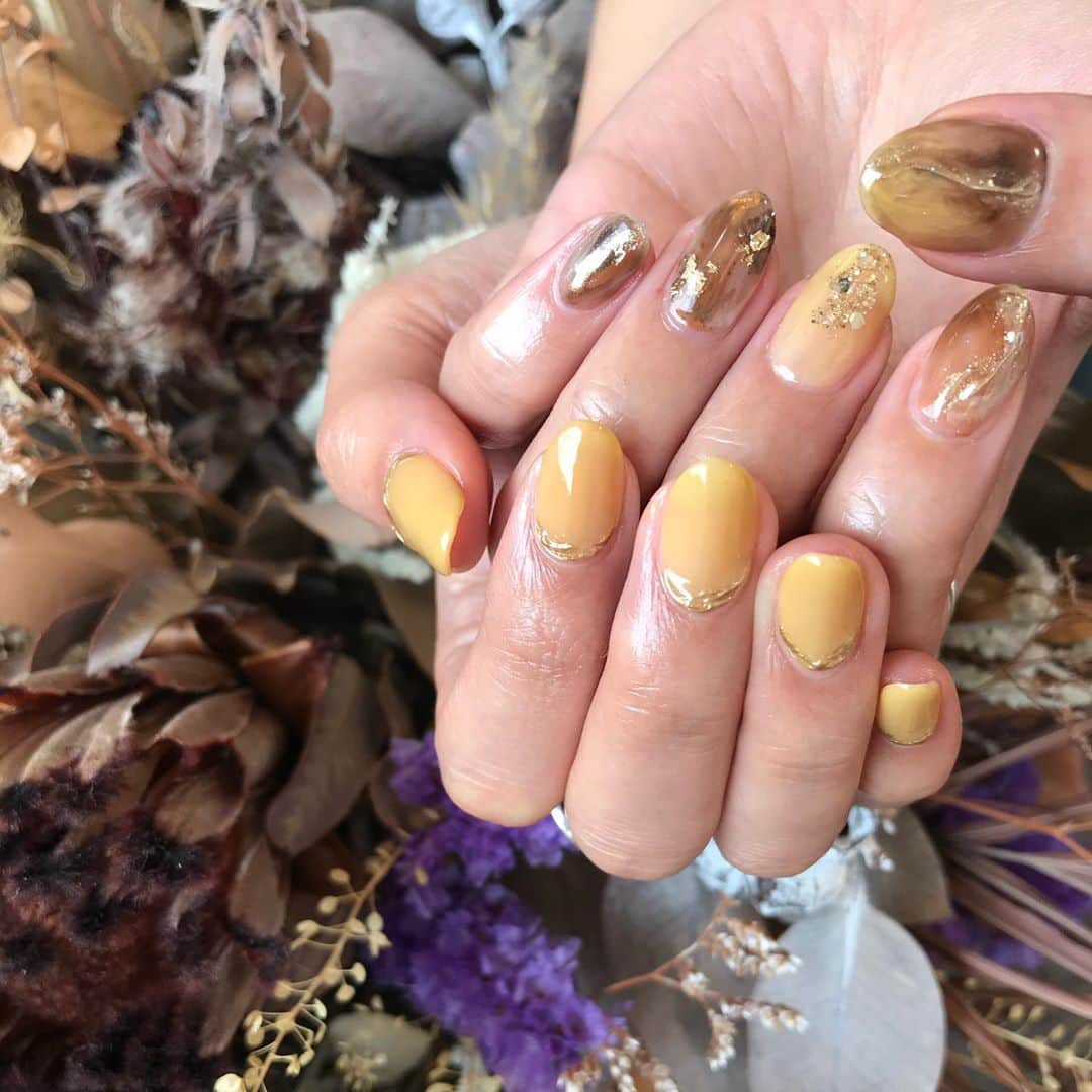 のインスタグラム：「New nail💅 今回のテーマは"さつまいも"🍠 イエローネイル珍しいのだけれども、めちゃくちゃ可愛い〜🥰💛 左手はちょっと焦げ目もついててスイートポテト風🧡 . @says_nail  . #akita #nail #handnail #さつまいも #🍠 #2020 #autumn #yellow #ちぐはぐネイル #スイートポテト」