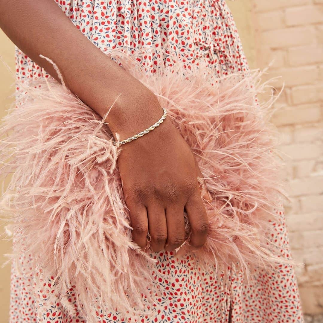 レフラーランドールのインスタグラム：「So many ways to carry our Zelda clutch, our favorite feathered accent.」