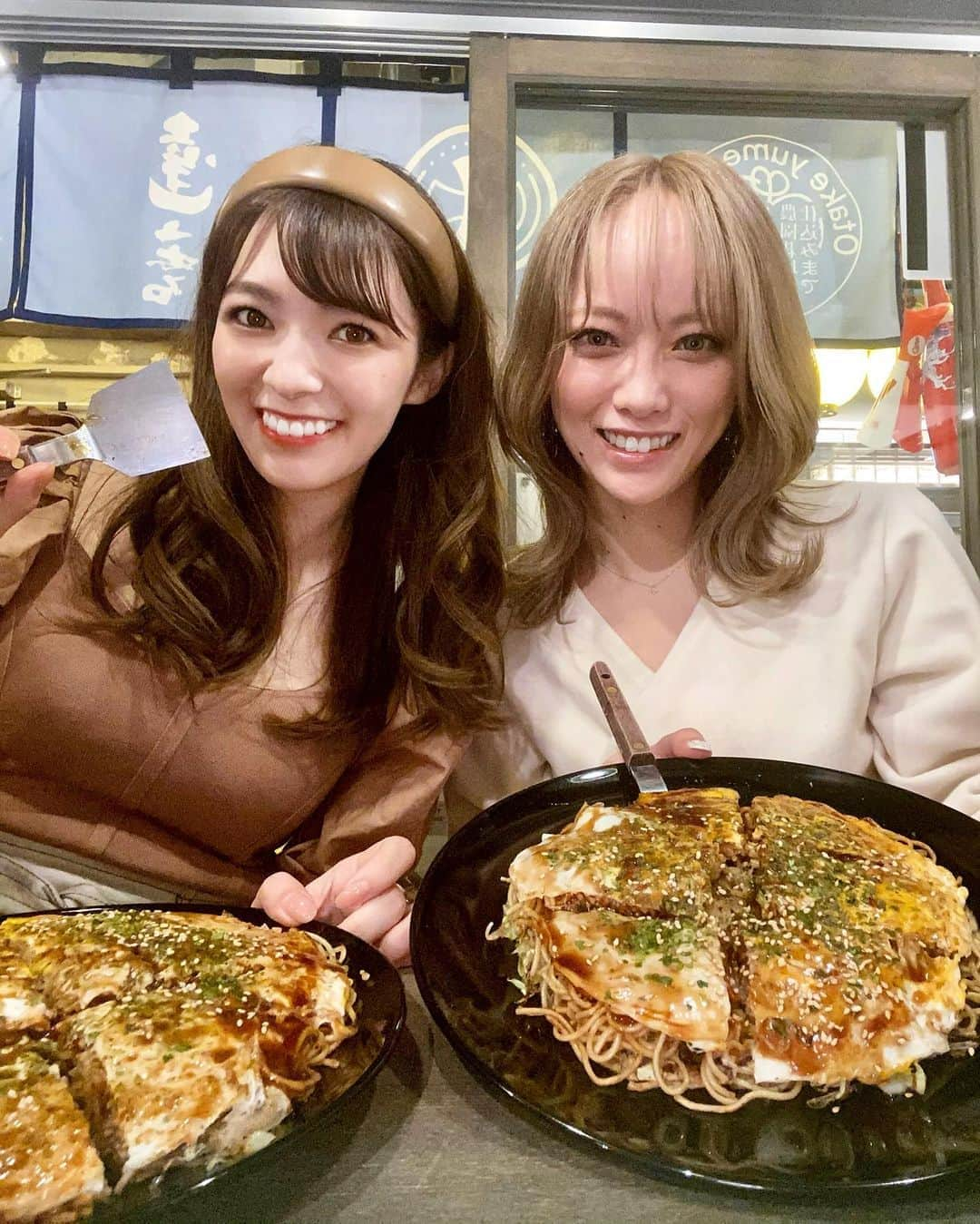 岩根沙恵子?さえみるさんのインスタグラム写真 - (岩根沙恵子?さえみるInstagram)「🍋初！広島流お好み焼き〜♡ 広島レモンサワーと共に💋 . 焼きそば入りのボリュームたっぷりの お好み焼きを目の前で作ってくれます☺️♪ オーナーさんの出際の良さ👏 見ていて楽しかった〜♡ . 焼きそばの外側はパリッとしていて 内側の麺ががもちもちしていました🤤💋 そば玉子Wは更にボリュームたっぷり！ 焼きそばが340g！！わお レモンサワーと合うし最高🥺♡ . 広島カープユニフォームがたくさん！ 野球好きとしてテンションあがる🥺⚾️❤︎ . 駅からすぐだし、雰囲気もよかった♪ とても人気なお店で満席でした🥺💓 またお邪魔したいです！ . 久しぶりにひかりちゃんとdinner♡ 色々お話しできて楽しかったなあ🌸 ご馳走様でした🙏♡ . #熱々鉄板チェインズ #新橋お好み焼き #お好み焼き #肉玉そば #鉄板焼き #新橋グルメ #pr #トリドリベース #日ゞ小路 #日比谷ディナー #駅近グルメ #新橋ディナー #広島カープ #広島流お好み焼き #鉄板焼きディナー #カープ応援 #内幸町グルメ #広島レモン #gu購入品 #ジーユーコーデ #広島焼き #広島グルメ」10月16日 23時46分 - saemiltiii