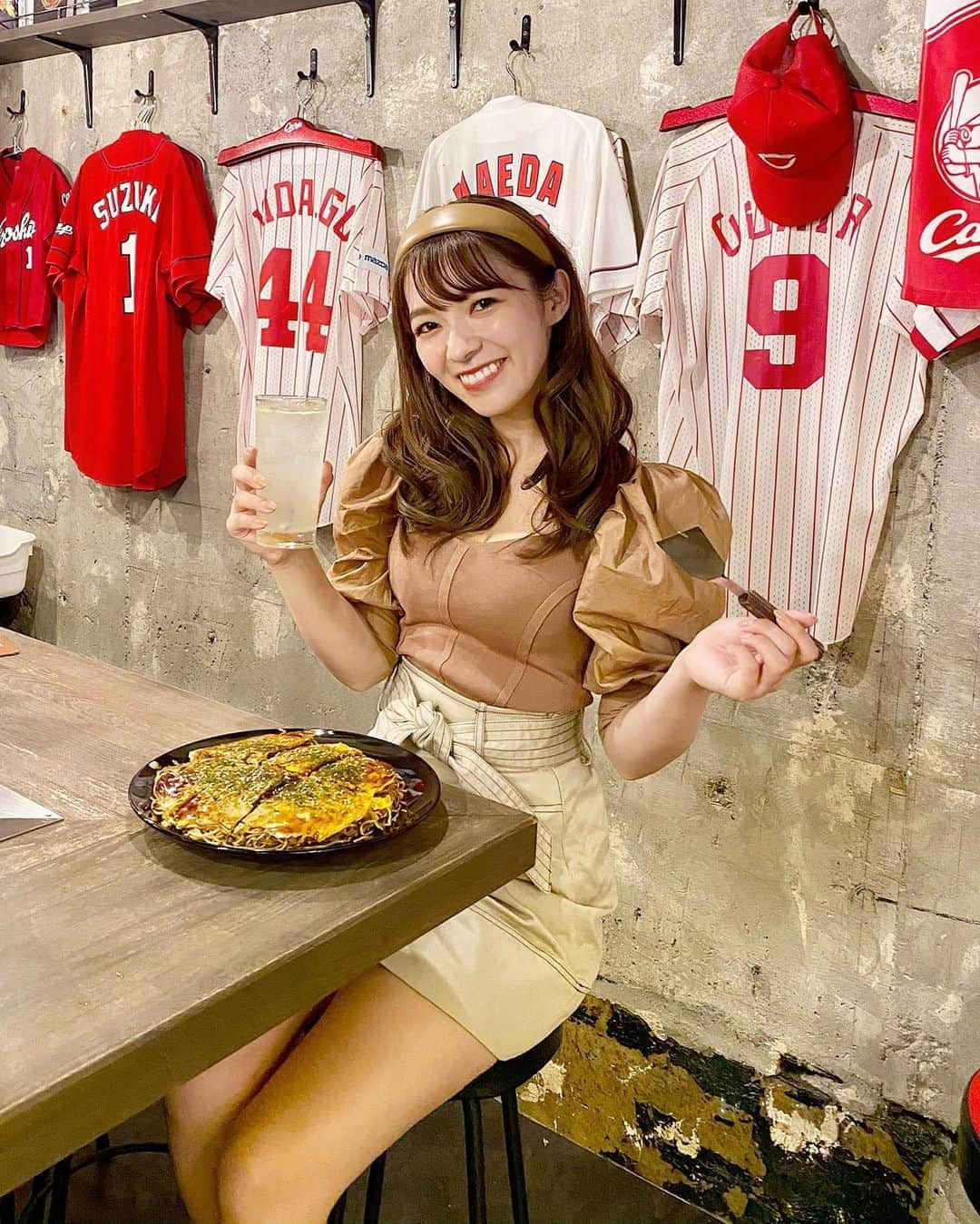 岩根沙恵子?さえみるさんのインスタグラム写真 - (岩根沙恵子?さえみるInstagram)「🍋初！広島流お好み焼き〜♡ 広島レモンサワーと共に💋 . 焼きそば入りのボリュームたっぷりの お好み焼きを目の前で作ってくれます☺️♪ オーナーさんの出際の良さ👏 見ていて楽しかった〜♡ . 焼きそばの外側はパリッとしていて 内側の麺ががもちもちしていました🤤💋 そば玉子Wは更にボリュームたっぷり！ 焼きそばが340g！！わお レモンサワーと合うし最高🥺♡ . 広島カープユニフォームがたくさん！ 野球好きとしてテンションあがる🥺⚾️❤︎ . 駅からすぐだし、雰囲気もよかった♪ とても人気なお店で満席でした🥺💓 またお邪魔したいです！ . 久しぶりにひかりちゃんとdinner♡ 色々お話しできて楽しかったなあ🌸 ご馳走様でした🙏♡ . #熱々鉄板チェインズ #新橋お好み焼き #お好み焼き #肉玉そば #鉄板焼き #新橋グルメ #pr #トリドリベース #日ゞ小路 #日比谷ディナー #駅近グルメ #新橋ディナー #広島カープ #広島流お好み焼き #鉄板焼きディナー #カープ応援 #内幸町グルメ #広島レモン #gu購入品 #ジーユーコーデ #広島焼き #広島グルメ」10月16日 23時46分 - saemiltiii