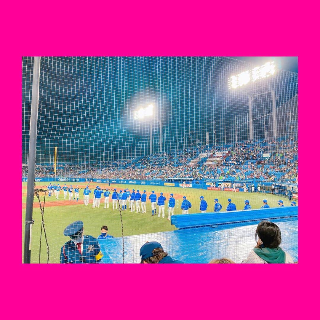 成田梨紗さんのインスタグラム写真 - (成田梨紗Instagram)「久しぶりの神宮球場🏟💚﻿ ﻿ 久しぶりの野球観戦⚾️💙﻿ ﻿ とっても良い席で大興奮〜🐽﻿ やっぱり生はいいなあ！﻿ ﻿ お互いが好きな球団を応援しながら一緒に観戦に行きたいってずっと思ってたからそれが叶ってうれしいな☺️📣✨﻿ ﻿ やっぱり声を出したくなりましたが、、﻿ このような状況だからこそわかることもあり、﻿ いつもとは違った楽しみ方をたくさん見つけられました！﻿ ﻿ そしてここさんのおかげで限定特典のスワローズパーカーをわたしまでちゃっかりいただいてしまいましたわ〜🙏 ﻿ またひとつ思い出が増えました﻿ ありがとう💋﻿ @k.cocoa__0726  ﻿ #神宮球場 #野球観戦 #baystars #ベイスターズ #yokohama #swallows #東京ヤクルトスワローズ #トリコロールボアパーカー」10月16日 23時47分 - narita_risa