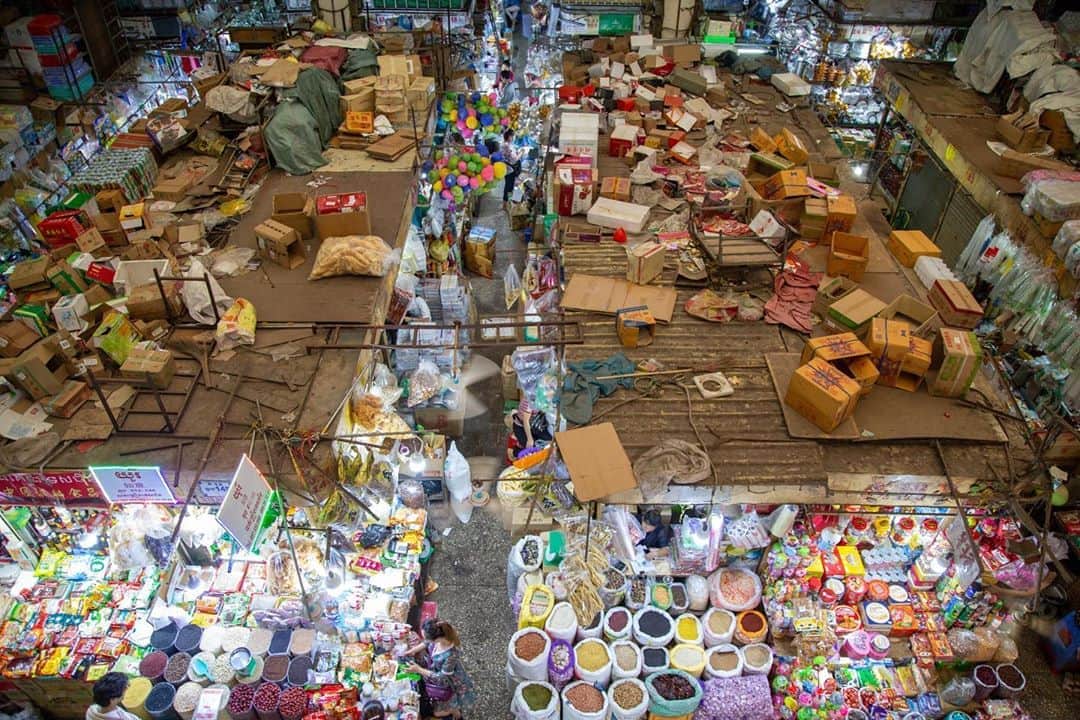 Shunsuke Miyatakeのインスタグラム：「Chaotic beauty of Phnom Penh」