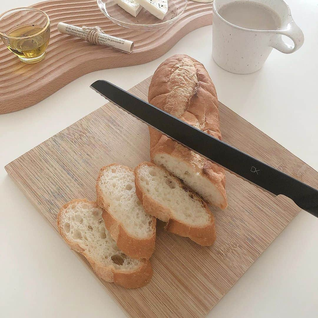 FABIAさんのインスタグラム写真 - (FABIAInstagram)「@nini_living さん、ご紹介ありがとうございます♪  #repost @nini_living  𓂃🥖𓃹𓂃﻿ ﻿ すごく楽しみにしていた小型三徳包丁とパン切り包丁がついに届きました𓂃﻿ ﻿ 写真はパン切りの方です🍞﻿ ﻿ 今までふつうの包丁で切っていて﻿ こういう日々使うものは﻿ 特にちゃんとした、﻿ お気に入りの愛着わくものを﻿ 取り入れようと思って﻿ 最近、迎えました☺︎﻿ ﻿ DYKのものです◎﻿ ﻿ シルバーもあって、迷ったんですが﻿ このマットなブラックの質感に﻿ さりげない文字がカッコ良すぎて﻿ こっちを選びました✌︎ブラックオススメです◎﻿ ﻿ ハンドルがしっかり握れて、﻿ 軽い設計になってるだけあって﻿ 使い心地も良くて、幸せを感じてます🦥w﻿ ﻿ 小型の方もまた今度紹介しますね𓂃﻿ ﻿ ﻿ どちらも @northmall_com で見つけたものなので、気になった方ぜひサイトcheckしてみてください☺︎﻿ ﻿ ペティナイフとかもあって、﻿ これは他にも揃えたいなと検討中です𓂃﻿ ﻿ ﻿ 𓂃𓂃𓂃𓂃𓂃𓂃𓂃𓂃𓂃𓂃𓂃𓂃𓂃𓂃𓂃𓂃𓂃﻿  ﻿ ﻿ お部屋のインテリアは﻿ ハイライトの【購入品】に載ってます﻿ それ以外のものは最新picで﻿ 質問いただけたら嬉しいです☺︎﻿ ﻿ 𓂃𓂃𓂃𓂃𓂃𓂃𓂃𓂃𓂃𓂃𓂃𓂃𓂃𓂃𓂃𓂃𓂃﻿ ﻿ ﻿ northmall_comさんではただいま﻿ オープン記念キャンペーン中です𓃲𓃲𓃲﻿ ﻿ ①公式アカウント ＠northmall_com を﻿ フォローしてクーポンをGET𓂃﻿ フォローしていただいた方から抽選で﻿ 1000名様に「1000円offクーポン」を﻿ プレゼント☺︎﻿ ②新規会員登録で送料半額✌︎﻿ ③お買い物した方全員に﻿ 30%相当のポイント還元◎﻿ ﻿ 詳細は公式アカウントのプロフィールで﻿ ぜひcheckしてみてください☺︎﻿ ﻿ 𓂃𓂃𓂃𓂃𓂃𓂃𓂃𓂃𓂃𓂃𓂃𓂃𓂃𓂃𓂃𓂃𓂃﻿ ﻿ ﻿ #一人暮らし #韓国インテリア #ナチュラルインテリア#一人暮らしインテリア #北欧雑貨 #イケア購入品  #無印良品 #部屋紹介 #北欧インテリア #韓国部屋 #韓国ファッション #韓国カフェ #韓国雑貨#一人暮らし部屋 #ひとり暮らしインテリア #おうち時間 #模様替え #ひとり暮らし部屋#myroom #roompic #インテリア雑貨  #ノースモール #おうちごはん #パン切り包丁 #🥖 #🍞 ﻿」10月16日 23時48分 - northmall_com