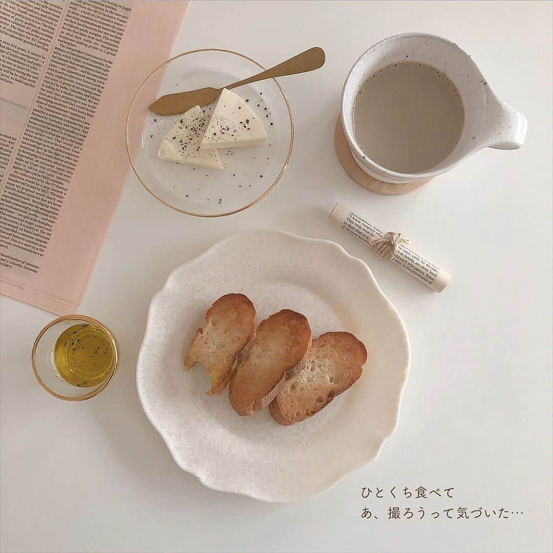 FABIAさんのインスタグラム写真 - (FABIAInstagram)「@nini_living さん、ご紹介ありがとうございます♪  #repost @nini_living  𓂃🥖𓃹𓂃﻿ ﻿ すごく楽しみにしていた小型三徳包丁とパン切り包丁がついに届きました𓂃﻿ ﻿ 写真はパン切りの方です🍞﻿ ﻿ 今までふつうの包丁で切っていて﻿ こういう日々使うものは﻿ 特にちゃんとした、﻿ お気に入りの愛着わくものを﻿ 取り入れようと思って﻿ 最近、迎えました☺︎﻿ ﻿ DYKのものです◎﻿ ﻿ シルバーもあって、迷ったんですが﻿ このマットなブラックの質感に﻿ さりげない文字がカッコ良すぎて﻿ こっちを選びました✌︎ブラックオススメです◎﻿ ﻿ ハンドルがしっかり握れて、﻿ 軽い設計になってるだけあって﻿ 使い心地も良くて、幸せを感じてます🦥w﻿ ﻿ 小型の方もまた今度紹介しますね𓂃﻿ ﻿ ﻿ どちらも @northmall_com で見つけたものなので、気になった方ぜひサイトcheckしてみてください☺︎﻿ ﻿ ペティナイフとかもあって、﻿ これは他にも揃えたいなと検討中です𓂃﻿ ﻿ ﻿ 𓂃𓂃𓂃𓂃𓂃𓂃𓂃𓂃𓂃𓂃𓂃𓂃𓂃𓂃𓂃𓂃𓂃﻿  ﻿ ﻿ お部屋のインテリアは﻿ ハイライトの【購入品】に載ってます﻿ それ以外のものは最新picで﻿ 質問いただけたら嬉しいです☺︎﻿ ﻿ 𓂃𓂃𓂃𓂃𓂃𓂃𓂃𓂃𓂃𓂃𓂃𓂃𓂃𓂃𓂃𓂃𓂃﻿ ﻿ ﻿ northmall_comさんではただいま﻿ オープン記念キャンペーン中です𓃲𓃲𓃲﻿ ﻿ ①公式アカウント ＠northmall_com を﻿ フォローしてクーポンをGET𓂃﻿ フォローしていただいた方から抽選で﻿ 1000名様に「1000円offクーポン」を﻿ プレゼント☺︎﻿ ②新規会員登録で送料半額✌︎﻿ ③お買い物した方全員に﻿ 30%相当のポイント還元◎﻿ ﻿ 詳細は公式アカウントのプロフィールで﻿ ぜひcheckしてみてください☺︎﻿ ﻿ 𓂃𓂃𓂃𓂃𓂃𓂃𓂃𓂃𓂃𓂃𓂃𓂃𓂃𓂃𓂃𓂃𓂃﻿ ﻿ ﻿ #一人暮らし #韓国インテリア #ナチュラルインテリア#一人暮らしインテリア #北欧雑貨 #イケア購入品  #無印良品 #部屋紹介 #北欧インテリア #韓国部屋 #韓国ファッション #韓国カフェ #韓国雑貨#一人暮らし部屋 #ひとり暮らしインテリア #おうち時間 #模様替え #ひとり暮らし部屋#myroom #roompic #インテリア雑貨  #ノースモール #おうちごはん #パン切り包丁 #🥖 #🍞 ﻿」10月16日 23時48分 - northmall_com