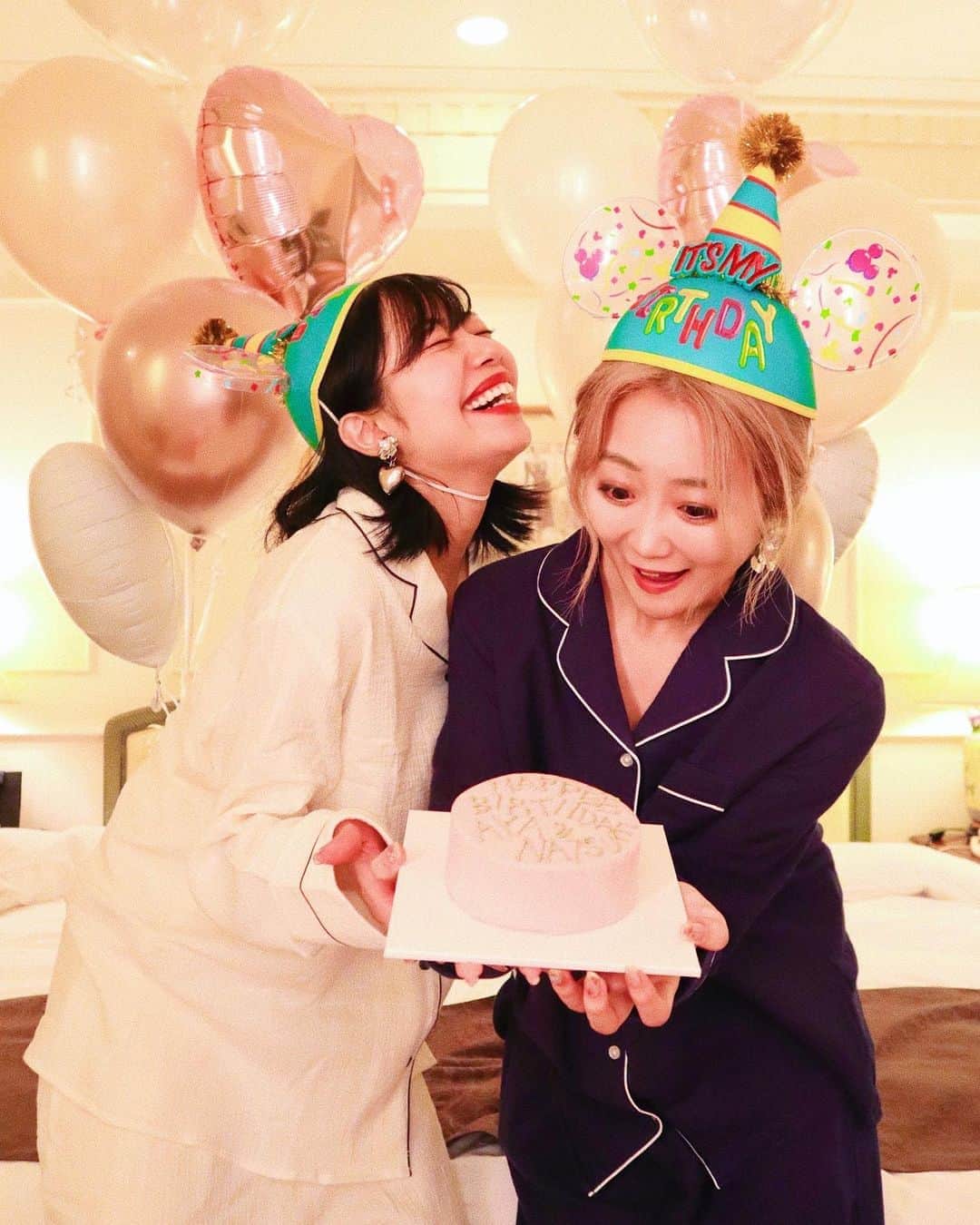 中島奈津希さんのインスタグラム写真 - (中島奈津希Instagram)「👭🏻❤️🎂﻿ ﻿ ﻿ ﻿ ﻿ ﻿ ﻿ ﻿ ﻿ 日付が変わって本日10月17日、、、！﻿ ﻿ ﻿ ﻿ ﻿ 姉妹揃って無事に誕生日を迎えられました👭🏻❤️🎉﻿ ﻿ お姉(@nakajima_ayano )が生まれた﻿ ちょうど3年後に生まれたので﻿ 双子じゃないけど同じ誕生日なので﻿ 毎年恒例の#誕生日パーティー をしてるよ🙆🏻‍♀️❤️❤️❤️﻿ (この説明も毎年恒例だね🤣笑!﻿ ﻿ ﻿ ﻿ ﻿ ﻿ ﻿ ﻿ サプライズもあったりして、、😢❤️﻿ ﻿ ﻿ インスタグラムを通じて出逢ってくださった皆さま💌﻿ 私たちに出逢ってくれて有難う。﻿ これからもこんな私たちですが﻿ よろしくお願いします👭🏻💭❤️❤️❤️﻿ ﻿ 取り急ぎ、ご報告でした！﻿ 本当に幸せなスタートだ😍😍﻿ ﻿ ☁️☁️☁️☁️☁️☁️☁️☁️☁️☁️☁️☁️☁️☁️☁️☁️﻿ #disneysisters_jp ←#中島姉妹 👭🏻❤️」10月17日 0時00分 - nakajima_natsuki