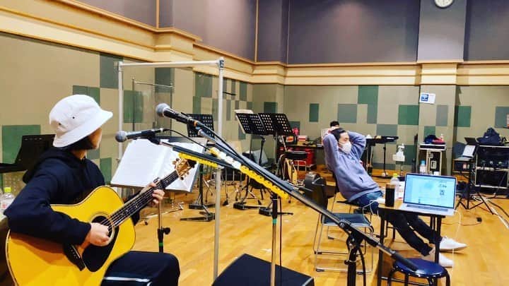 ISEKIのインスタグラム：「たった今、ISEKIは 40歳になりました 相変わらず音楽にまみれて過ごせていることに感謝✨ いつもいつもありがとう✨ 出逢ってくれてありがとうございます✨40代も思いっきり楽しみます😊  #ISEKI #40歳 #Anly #スタッフ #サプライズ #感動 #みんなありがとう #アコマイ #YAM2020 #元気と愛を届けます」
