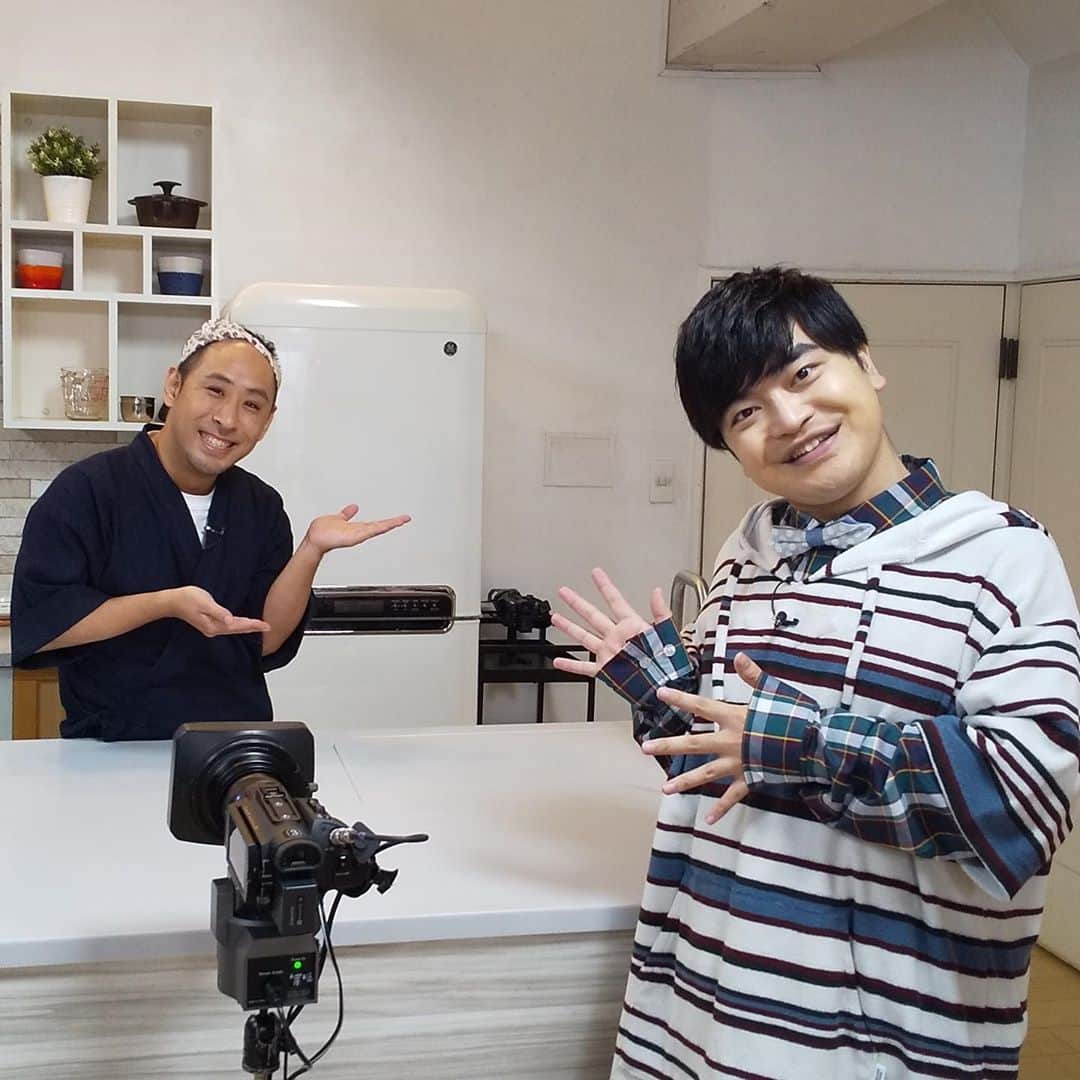 のインスタグラム：「日付変わって明日10/17 22:45から NHK #小腹すいてませんか  ゲスト #加藤諒 さんのご自宅の冷蔵庫を スタジオ内に完全再現し、 その場できじまが #アドリブ料理 ！  冷蔵庫に野菜が余りがちという加藤さんに、 とにかくボリュームのあるダイエットごはんをご提供！  #調理台を挟んで前後でソーシャルディスタンス #きじまりゅうたの小腹すいてませんか #きじまりゅうた」