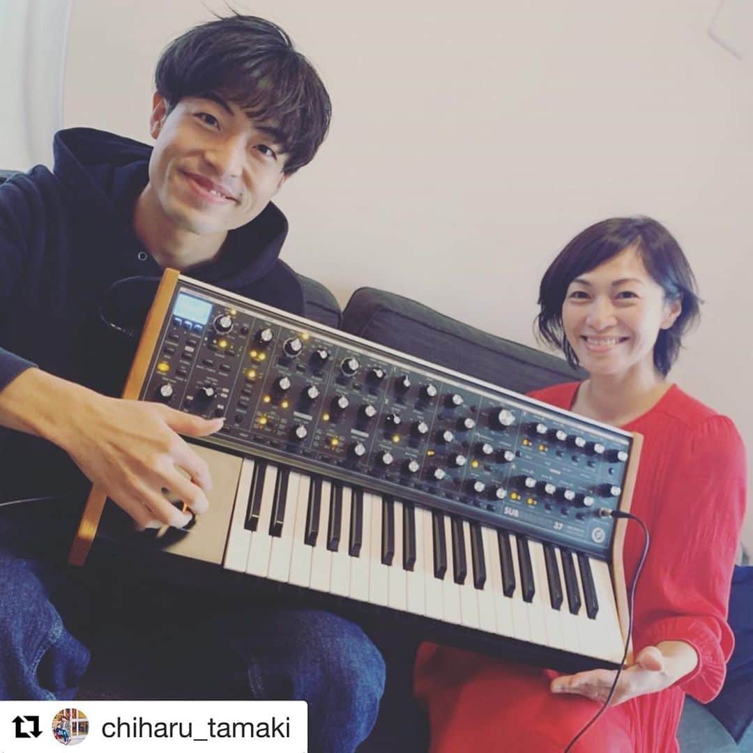 のインスタグラム：「今日は玉城ちはるさんとREC。 なんと、ギターではなく、コーラスでした。笑  実は以前に「I'm just a woman」(作詞：玉城ちはる 作曲：福由樹子)という楽曲で、ギターを弾きつつ、コーラスをしたことがあり、今回、再びお声をかけて頂きました。 僕をコーラスで呼んで下さるのはちはるさんだけです！(断言)笑。  お互いのピッチ感が似ているからか、ハーモニーの相性もピッタリなのです！  もちろん、この曲のギターも後日弾かせてもらいます！  今回のアレンジャー、安部潤さんのおニューのシンセを持って(持たされ!?)、記念に一枚。  #Repost @chiharu_tamaki with @get_repost ・・・ 安部潤スタジオへ🌸 久々にギタリストの外園一馬くんと再会  ギターじゃないものを抱える 外園くん　笑笑  #安部潤 #外園一馬 #玉城ちはる」