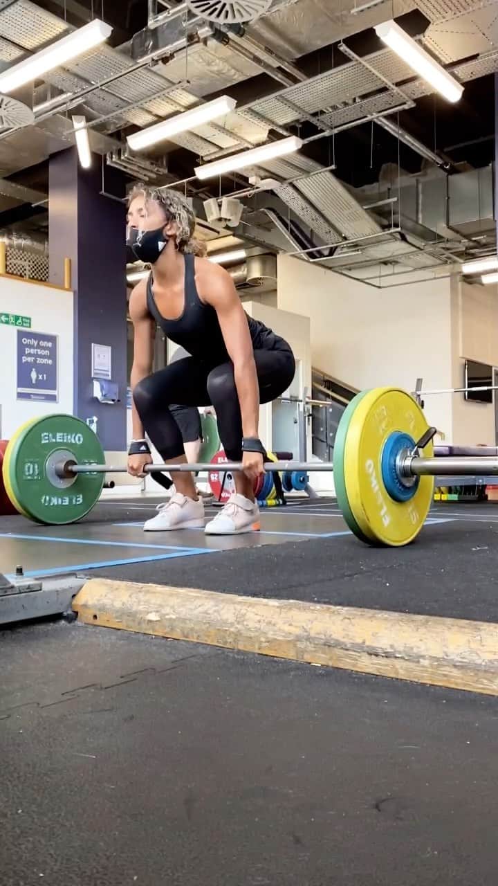 Laviai NIELSENのインスタグラム：「A tiny little snippet of my Friday gym session 💪🏼 I love this time of year in the gym! Finding my strength again and pushing it even further 🙌🏽」