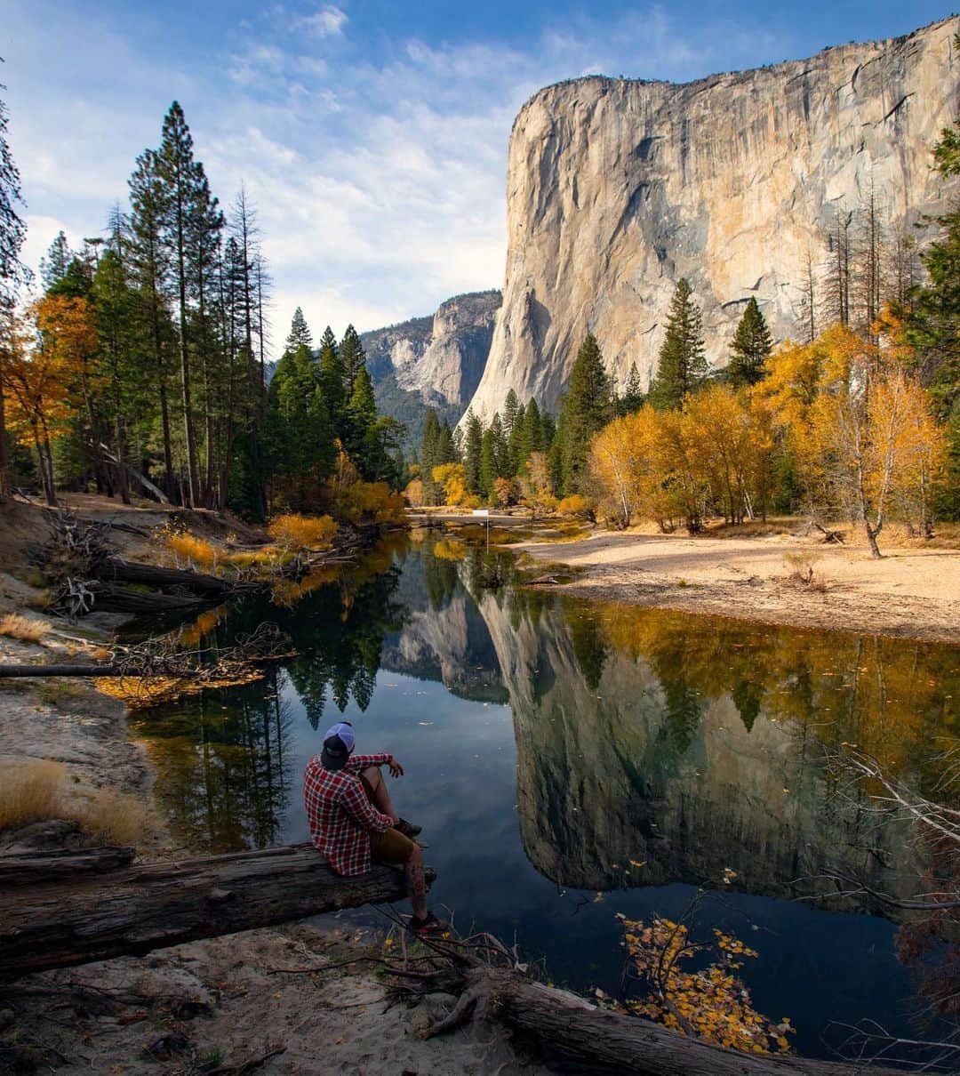 Discover Earthさんのインスタグラム写真 - (Discover EarthInstagram)「Fall colors in California are a hidden gem!  Follow @dhavalilama for more 🍂 🇺🇸 #discoverCalifornia with @dhavalilama  #falls #autumns #california #sierras #yosemite」10月17日 0時02分 - discoverearth