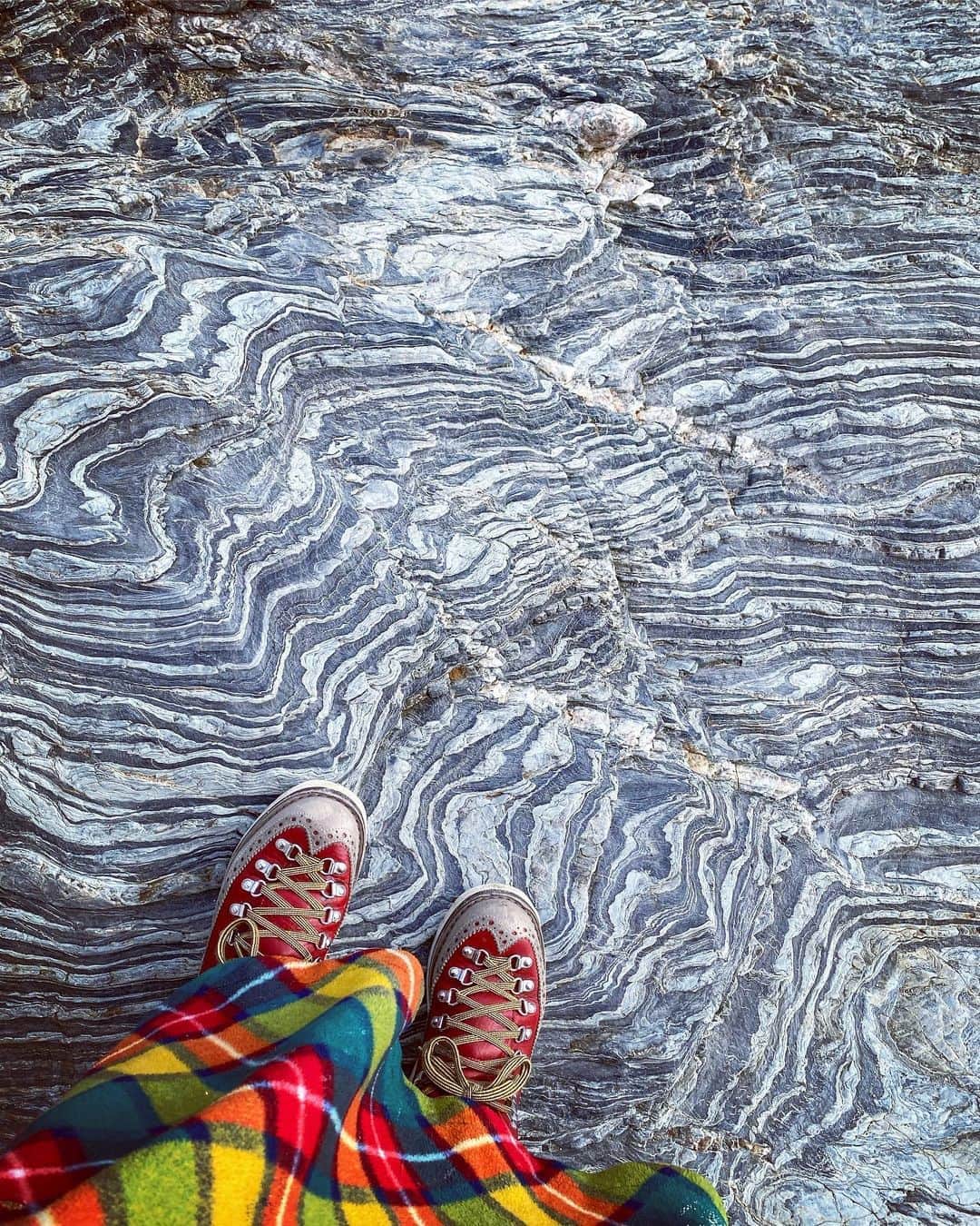 Tea and sittingのインスタグラム：「〰️🖤 My favourite rocks in Cornwall📍〰️」