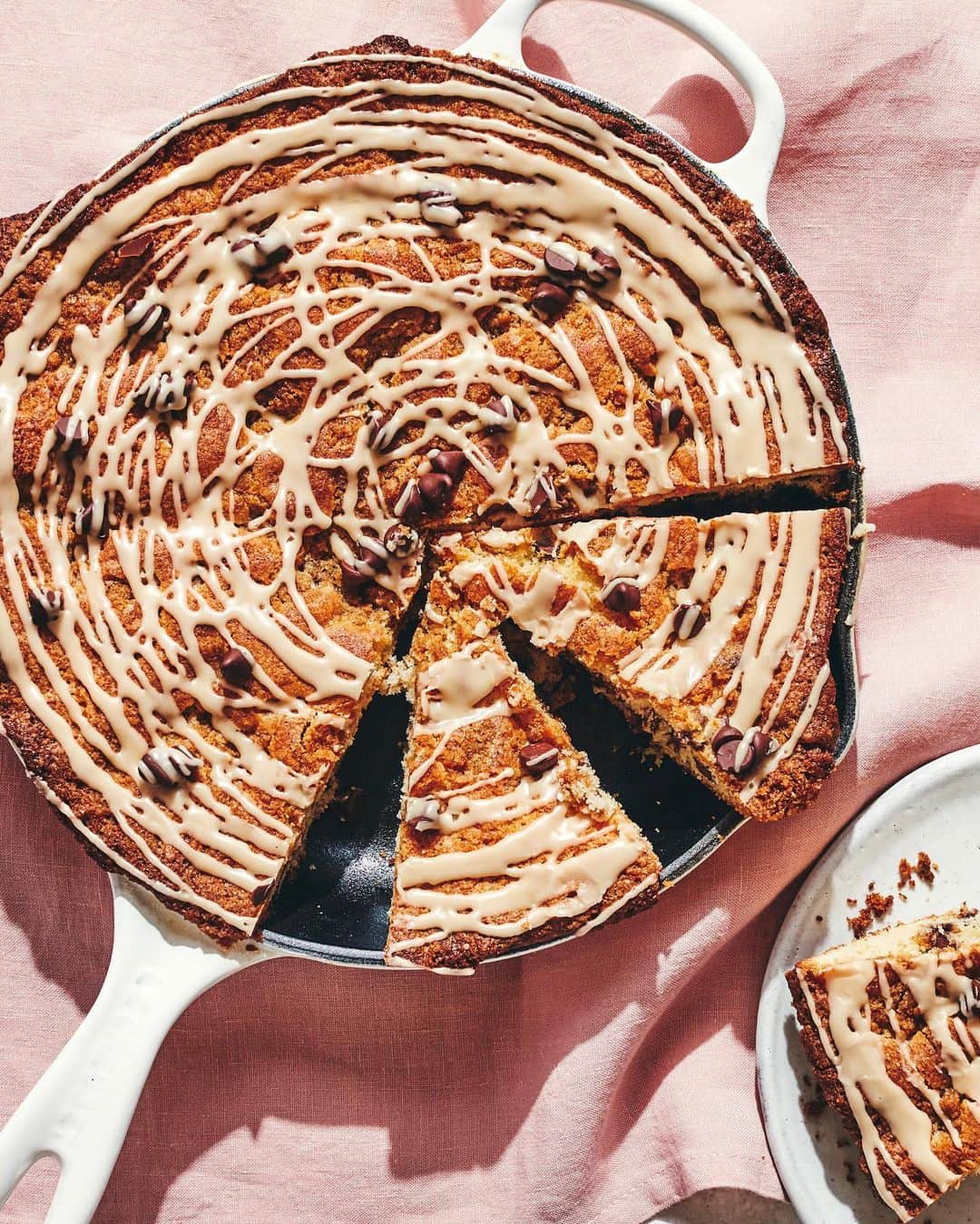 Gaby Dalkinさんのインスタグラム写真 - (Gaby DalkinInstagram)「If you’re part of the super secret / amazing WGC Friends FB group then you knew this was coming! Chocolate Chip Streusel Skillet Breakfast Cake is here and it’s ready for all your baking extravaganzas this weekend!! And I’ll tell you this: ITS MIND BOGGLING! https://whatsgabycooking.com/chocolate-chip-streusel-skillet-breakfast-cake/」10月17日 0時05分 - whatsgabycookin