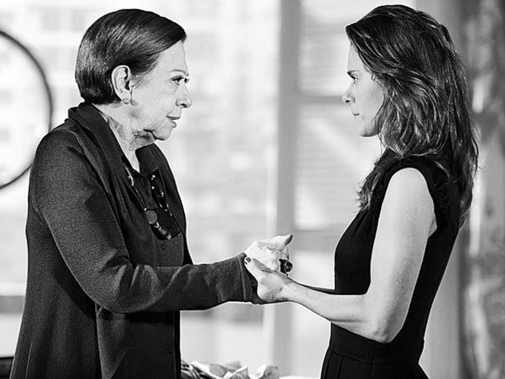 のインスタグラム：「na época em q gravávamos essa novela -passione-  fernanda fez aniversário.  e eu,  fui comprar um presente,  pq ela gravaria comigo no dia,  e eu queria q fosse um dia feliz.  mas o q dar pra fernanda? ela q nos dá tanto...  queria dar algo q fosse um elo,  uma ligação direta entre a minha gratidão pela existência dela, e ela.  pois bem,  comprei um anel.  ah, q abusada.  e ela não sabe,  mas naquele dia,  casei com a experiência de ter estado com ela.  casei com tudo q aprendi estando num set com ela.  prometi pra mim mesma q jamais esqueceria,  e tudo aquilo foi muito forte pra mim.   fernanda disse q gostou, e eu acredito.  ela disse com aquela voz impossível de contradizer.  e desde aquele aniversário,  nesse dia, eu só penso em agradecer.   fernanda é maior do q o nosso tempo,  não só por ser quem é  e o q representa,  mas pelo jeito q é  e q faz.   o caminho é tudo  e  é lindo. feliz aniversário, dona.」