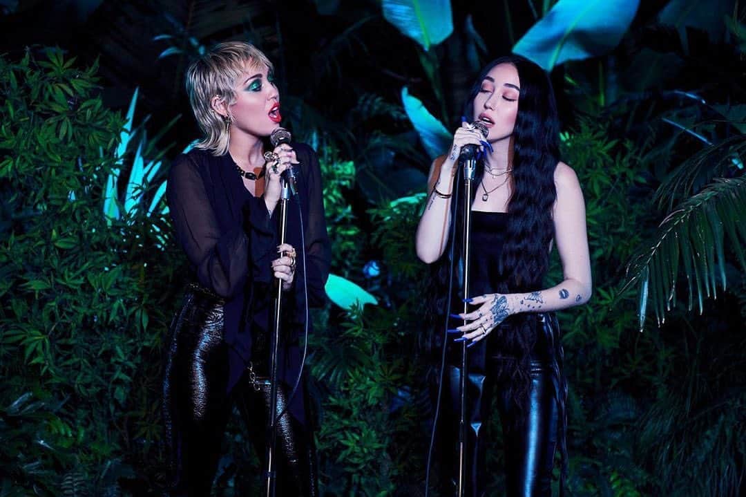 ビリー・レイ・サイラスのインスタグラム：「Looking forward to @mileycyrus and @noahcyrus singin’ together today on @mtv Backyard Sessions Unplugged! Make sure to tune in, you’re not gonna wanna miss this! #ProudPappy」