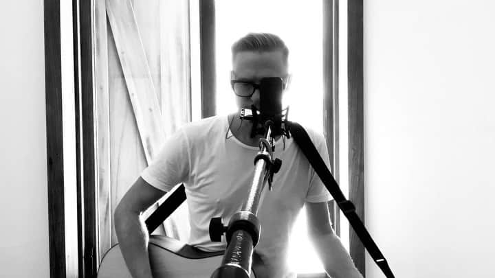 ブライアン・アダムスのインスタグラム：「Straight From The Heart. Wrote this when I was 18, still love it, still play it. Go to the link in the bio to see the full version. Just want to say thanks to #bonnietyler and #ianlloyd who both did versions of the song before me. As a young unknown songwriter it meant a fucking huge amount, and I’m super grateful to you both and haven’t forgotten it. #bryanadamsstraightfromtheheart #straightfromtheheart」