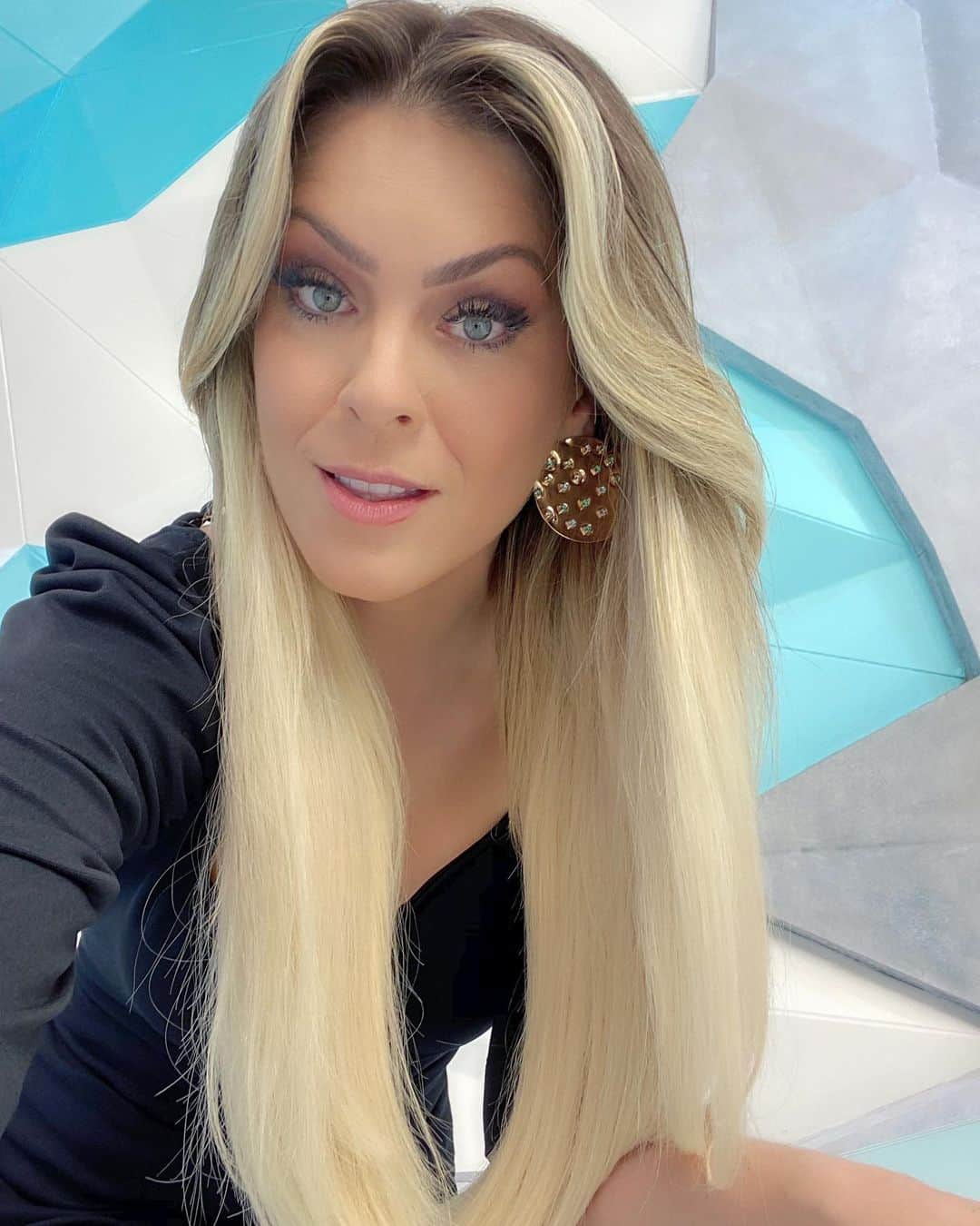 レナータ・ファンのインスタグラム：「Aquele “close” caprichado, Sextando no @jogoaberto e na @bandtv!!! Vem pra cá, também! ⚽️✔️🎈」