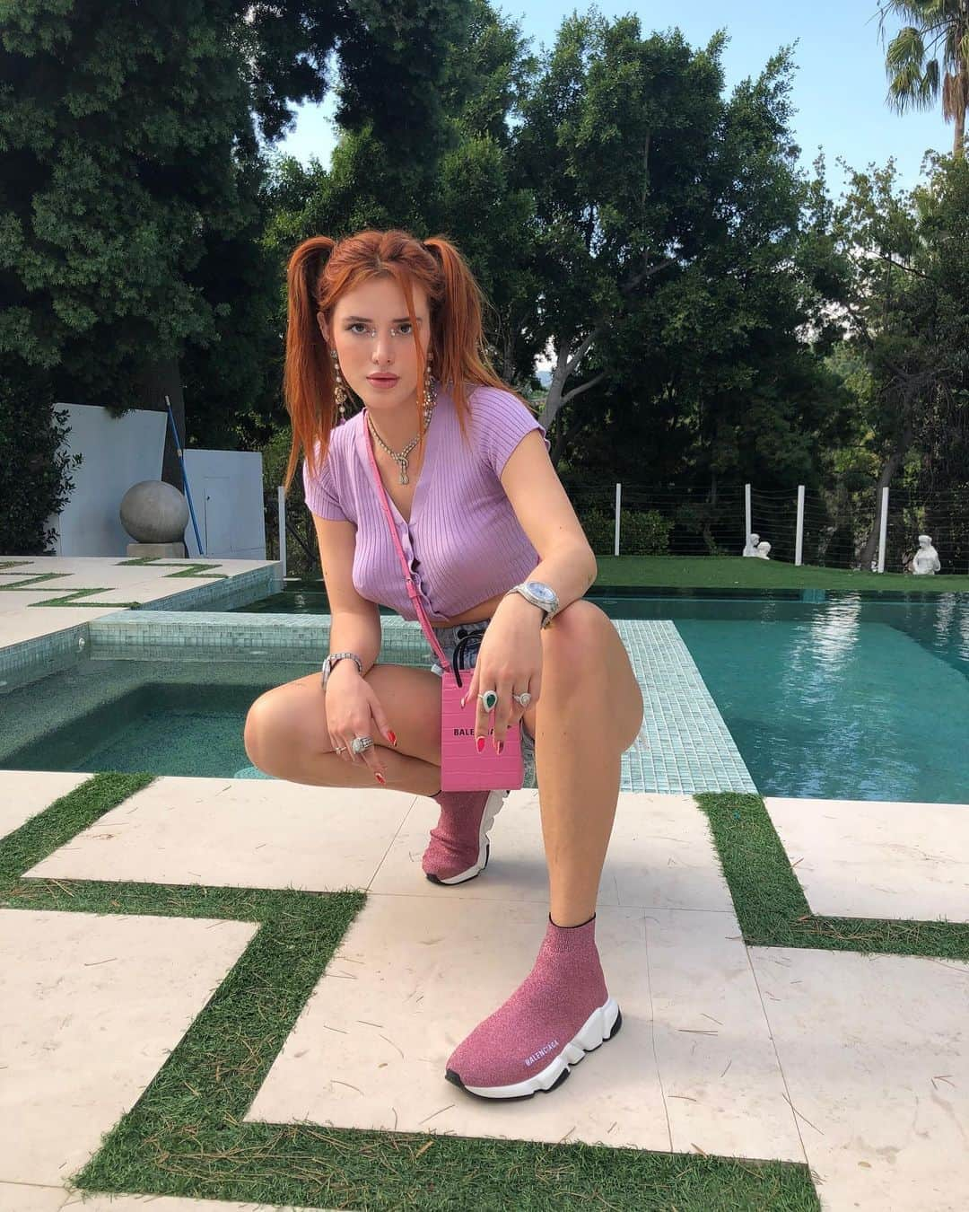 ベラ・ゾーンさんのインスタグラム写真 - (ベラ・ゾーンInstagram)「Its so flippin hot in October 😒」10月17日 0時15分 - bellathorne