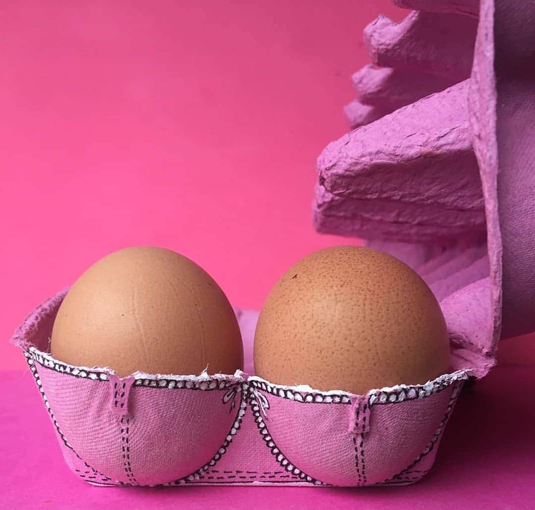 Eggs Conceptさんのインスタグラム写真 - (Eggs ConceptInstagram)「Today, eggs in a pretty pink box, in support of #breastcancerawareness 🌸 by 👉 aravisdolmenna @aravisdolmenna 👈  #aravisdolmenna #eggsconcept #breastcancerawareness #breastcancer #pink #pinkoctober #thinkpink #prettyinpink #octoberbreastcancerawareness」10月17日 0時15分 - eggsconcept