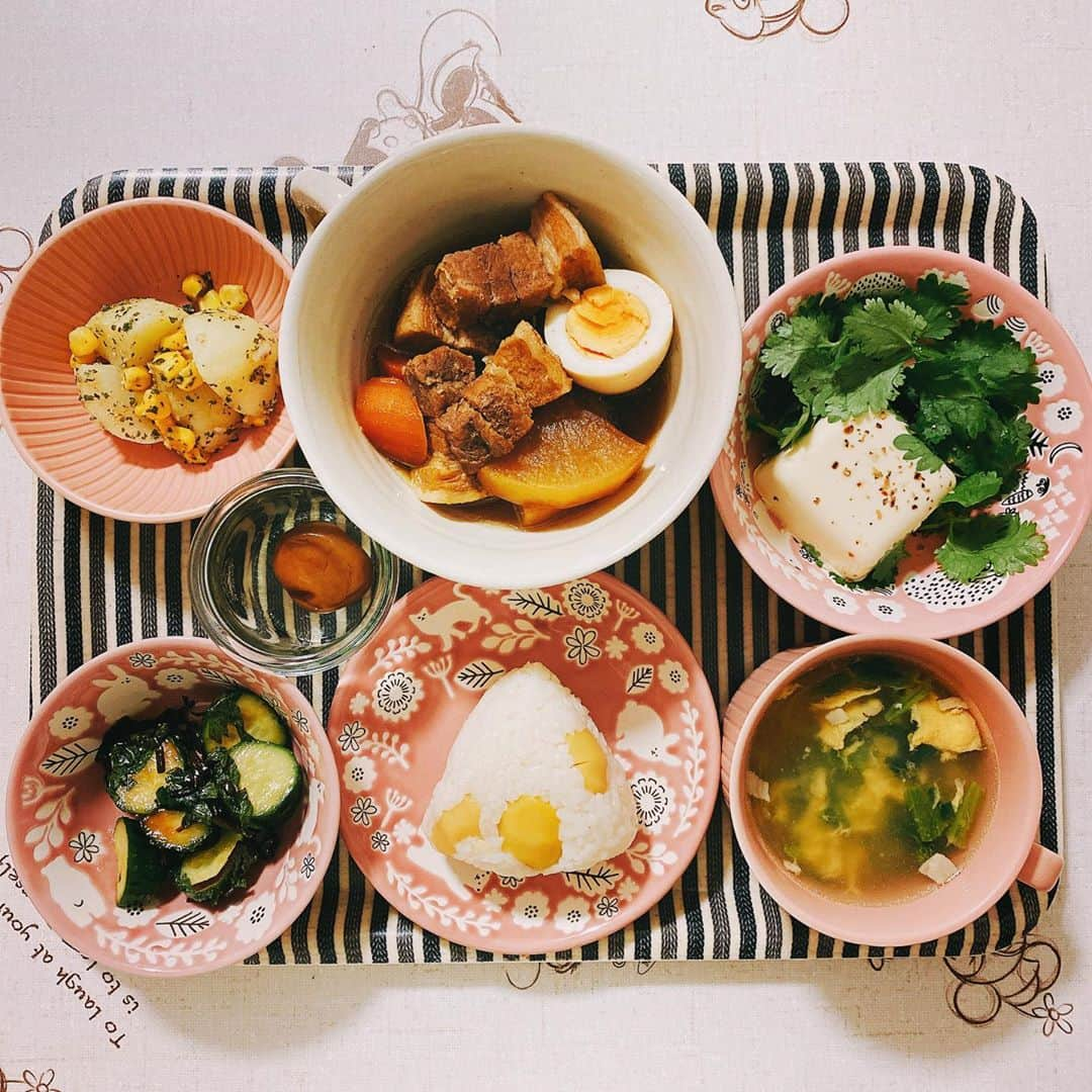 楠見藍子さんのインスタグラム写真 - (楠見藍子Instagram)「本日の#おうちごはん🍙🍴( ¨̮ )✩ くりごはーん(*´ч`*)♡ #ママ#ごはん#息子#男の子兄弟#5歳#1歳‪#OnigiriAction‬ ‪10/1-10/31まで、おにぎりにまつわる写真に #OnigiriAction を付けてSNSまたは特設サイト（onigiri-action.com）に投稿すると、協賛企業が寄付し、TABLE FOR TWOを通じて世界の子どもたちに給食５食が届きます🍙✨‬」10月17日 0時16分 - minnie_aiko