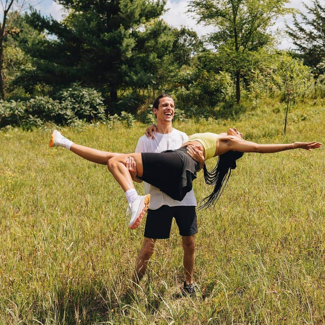 ホカオネオネのインスタグラム：「There are fewer things we love more than a HOKA love story! Congrats to the newly engaged couple @jessica_manning and @zach_brose. We are honored to be a part of your picture perfect moment! 💖 #TimeToFly」