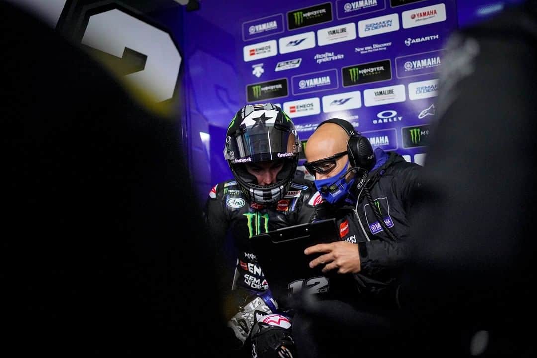 YamahaMotoGPさんのインスタグラム写真 - (YamahaMotoGPInstagram)「A peek behind the scenes on @maverick12official's side of the pit box 📸   #MonsterYamaha  #MotoGP  #AragonGP」10月17日 0時24分 - yamahamotogp