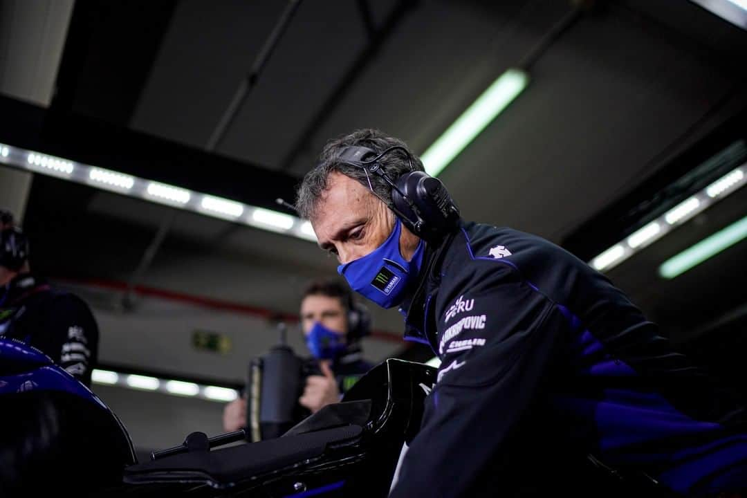 YamahaMotoGPさんのインスタグラム写真 - (YamahaMotoGPInstagram)「A peek behind the scenes on @maverick12official's side of the pit box 📸   #MonsterYamaha  #MotoGP  #AragonGP」10月17日 0時24分 - yamahamotogp