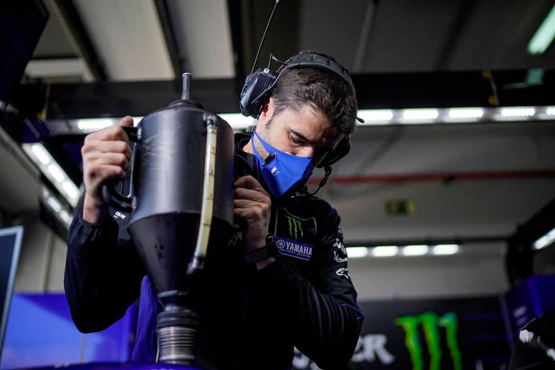 YamahaMotoGPさんのインスタグラム写真 - (YamahaMotoGPInstagram)「A peek behind the scenes on @maverick12official's side of the pit box 📸   #MonsterYamaha  #MotoGP  #AragonGP」10月17日 0時24分 - yamahamotogp