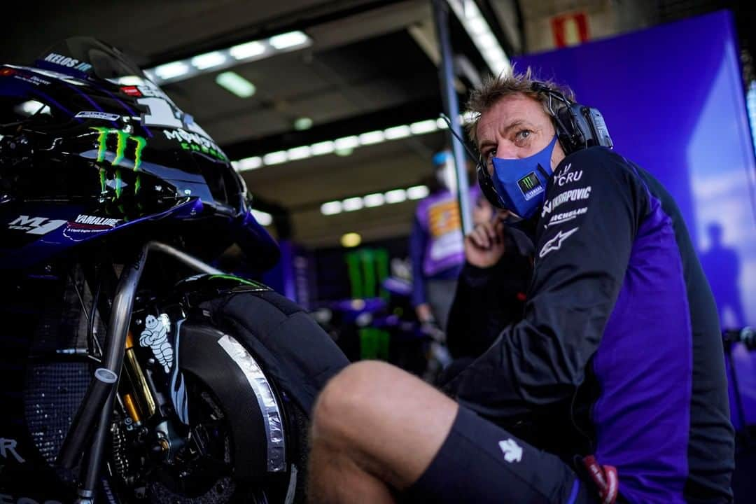 YamahaMotoGPさんのインスタグラム写真 - (YamahaMotoGPInstagram)「A peek behind the scenes on @maverick12official's side of the pit box 📸   #MonsterYamaha  #MotoGP  #AragonGP」10月17日 0時24分 - yamahamotogp