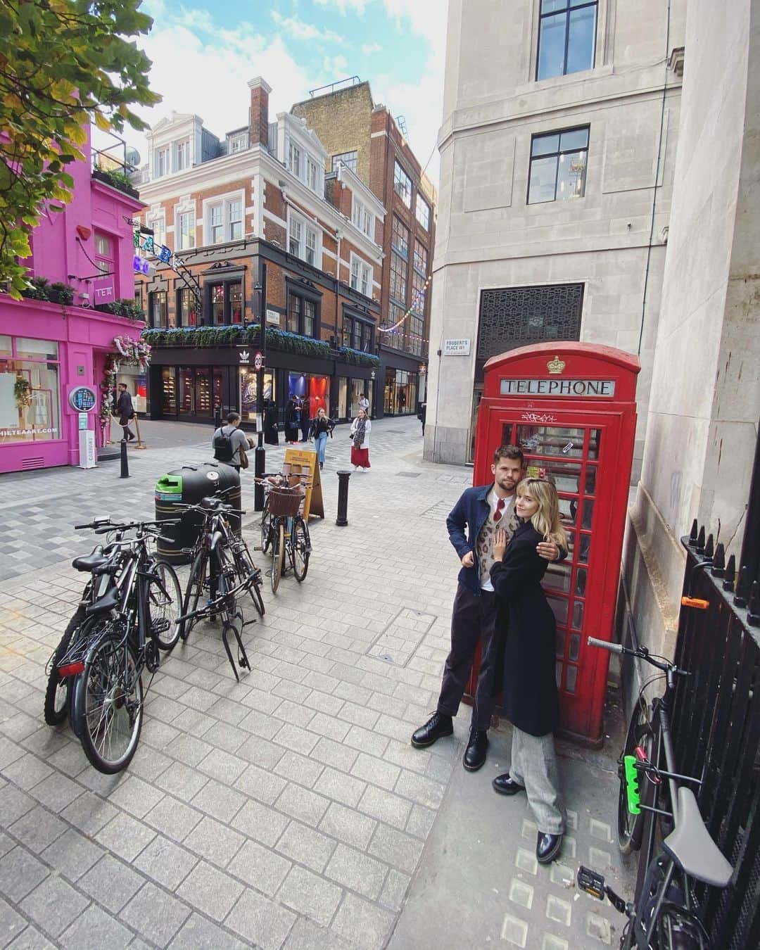 マックス・カーバーのインスタグラム：「Spotted. @maxcarver flashing a new #lewk on Carnaby street. But who is that mystery girl? And why are they posing together in front of an old telephone booth? Are they tourists? Maybe we will find out. Maybe not. Maybe f*** yourself.  Xoxo Gossip Girl  #getoffinstagramandgo #vote」