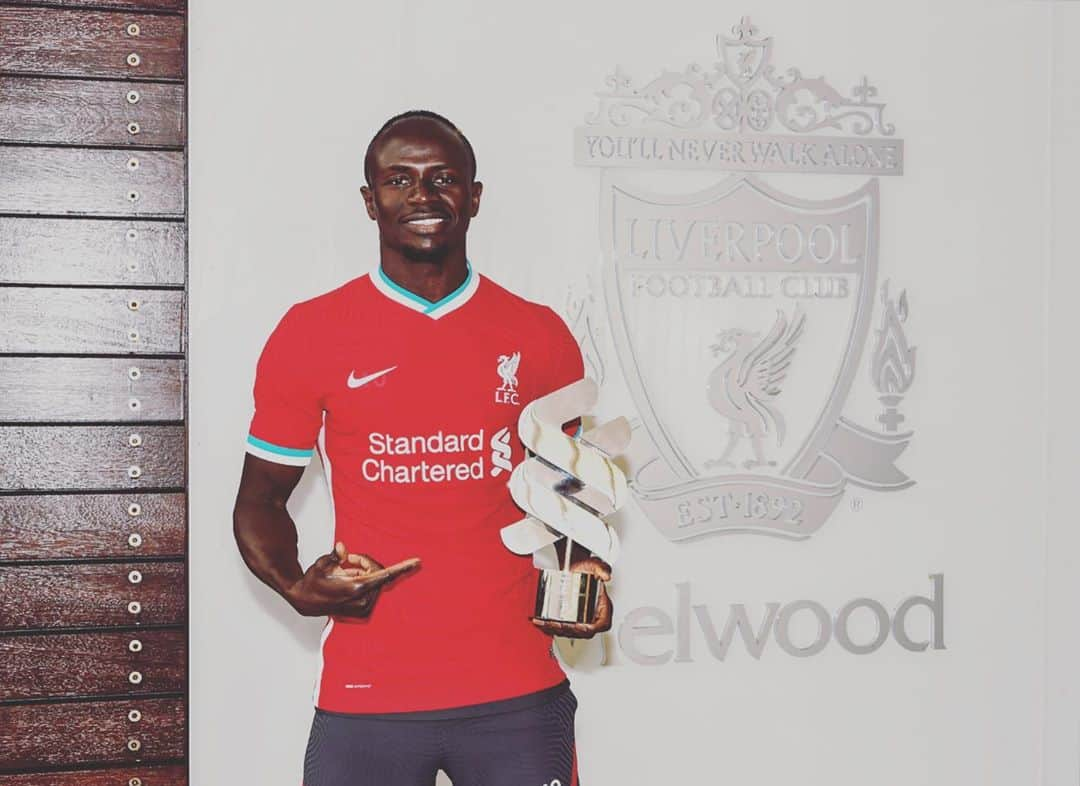 サディオ・マネさんのインスタグラム写真 - (サディオ・マネInstagram)「Happy to be named @liverpoolfc player of the Month! Thank for all your support ! Now let focus on tomorrow game 💪💪」10月17日 0時31分 - sadiomaneofficiel