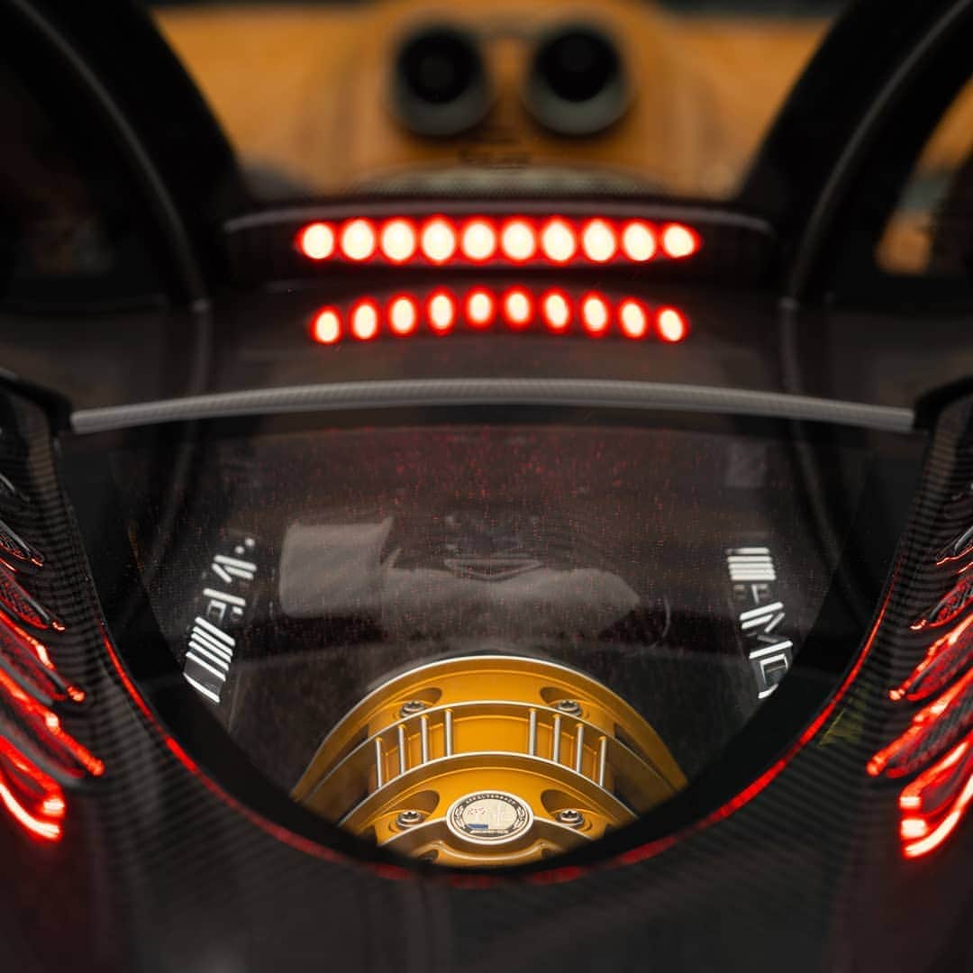 パガーニ・アウトモビリさんのインスタグラム写真 - (パガーニ・アウトモビリInstagram)「Take a look at the details of this rare configuration of Huayra Roadster... Amazing! More to come soon.  #pagani #huayra #huayraroadster #details」10月17日 0時34分 - paganiautomobili