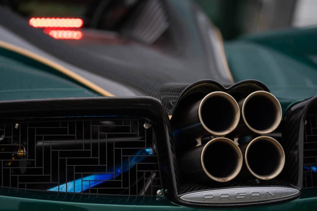 パガーニ・アウトモビリのインスタグラム：「Take a look at the details of this rare configuration of Huayra Roadster... Amazing! More to come soon.  #pagani #huayra #huayraroadster #details」