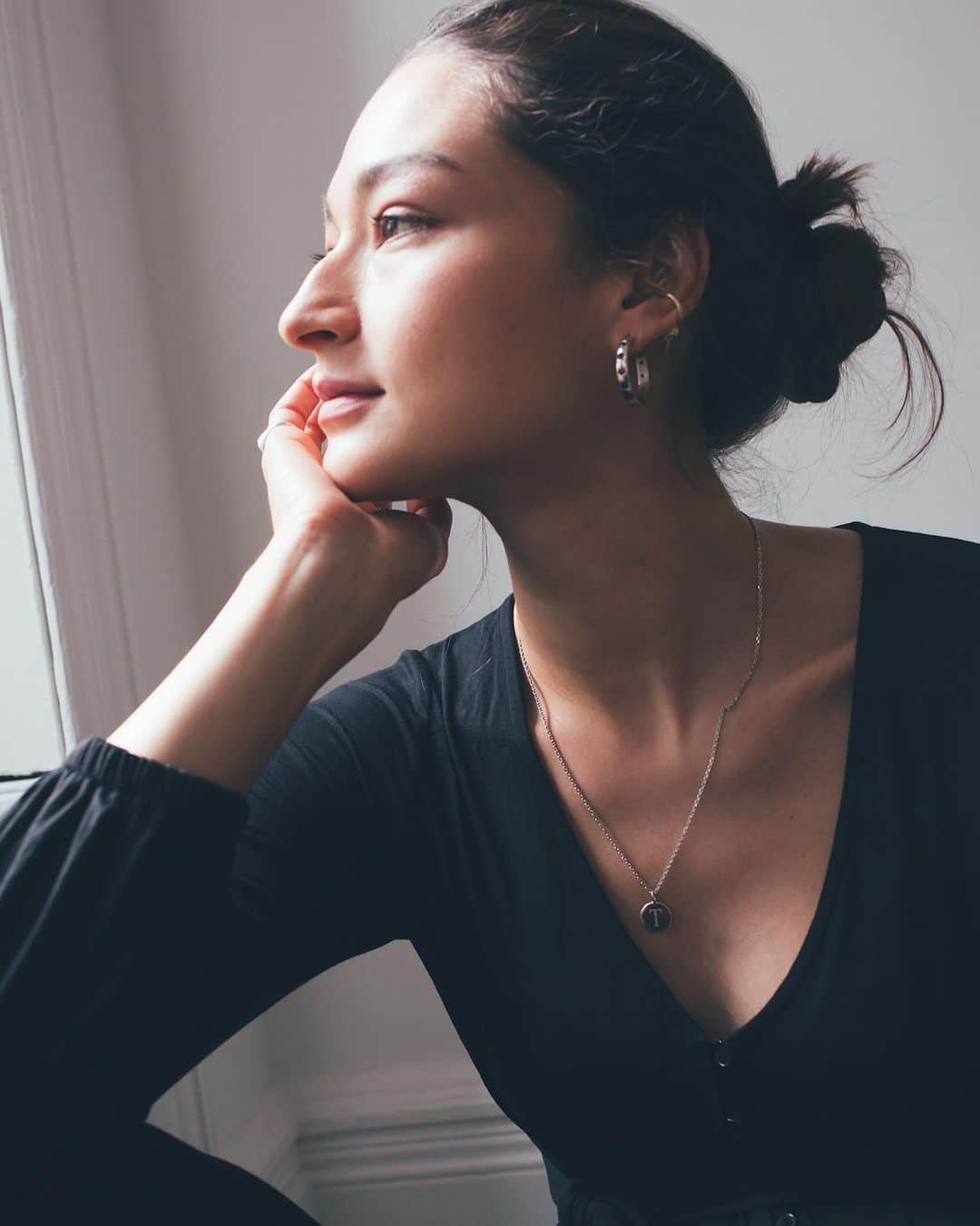 ブルーナ・テノリオさんのインスタグラム写真 - (ブルーナ・テノリオInstagram)「I’m so excited to be partnering with @apeainthepodmaternity to giveaway a $500 Gift Card to @brunatenoriojewelry & exclusive styles from their Audrey Hepburn collection that I modeled for. Visit @apeainthepodmaternity to learn how to enter for your chance to win. 💎 #brunatenoriojewelry #bepartofpea」10月17日 0時45分 - brunatenorio
