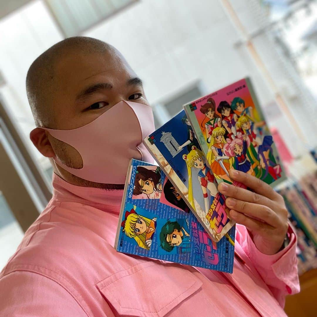 長谷川俊輔（クマムシ）さんのインスタグラム写真 - (長谷川俊輔（クマムシ）Instagram)「さぁ、読書の秋だ。  #ピンク #せーらーむーん🌙  #セーラームーン  #ムーン #プリズム #パワー #メイク #アップ #make #makeup」10月17日 0時37分 - haseman80000000