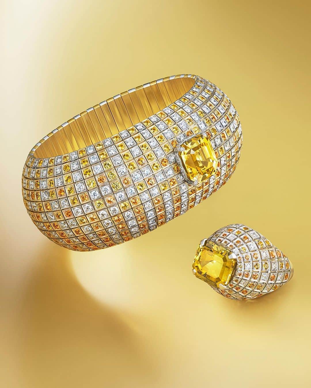 のインスタグラム：「The draw of light. #LouisVuitton’s Soleils line expertly brings together shades of yellow gold, yellow sapphires, and other stones into spectacular High Jewelry pieces. See more from the Maison’s Jewelry Artistic Director Francesca Amfitheatrof’s new Stellar Times Collection.」