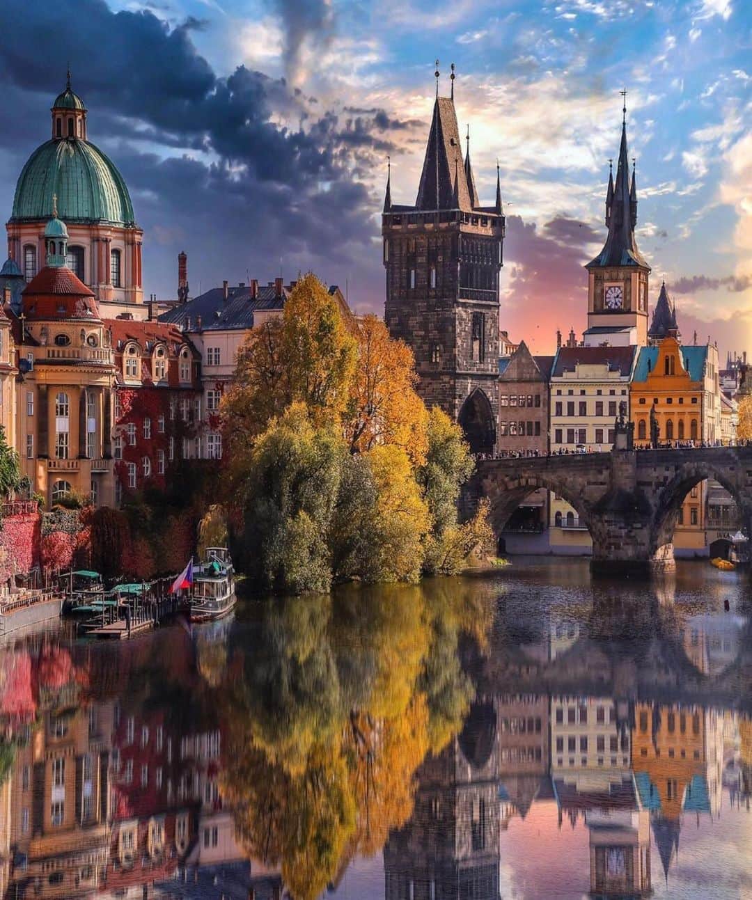 Wonderful Placesさんのインスタグラム写真 - (Wonderful PlacesInstagram)「Beautiful European cities in fall. Which is your favorite? ✨❤️❤️🍁🍁✨ . 1. Prague - Czech Republic  2. Giethoorn - Netherlands  3. Gdansk - Poland 4. Würzburg - Germany 5. Hallstatt - Austria 6. Stockholm - Sweden . Pictures by ✨✨@butnomatter.theroadislife✨✨ #wonderful_places for a feature ❤️🍁」10月17日 0時37分 - wonderful_places