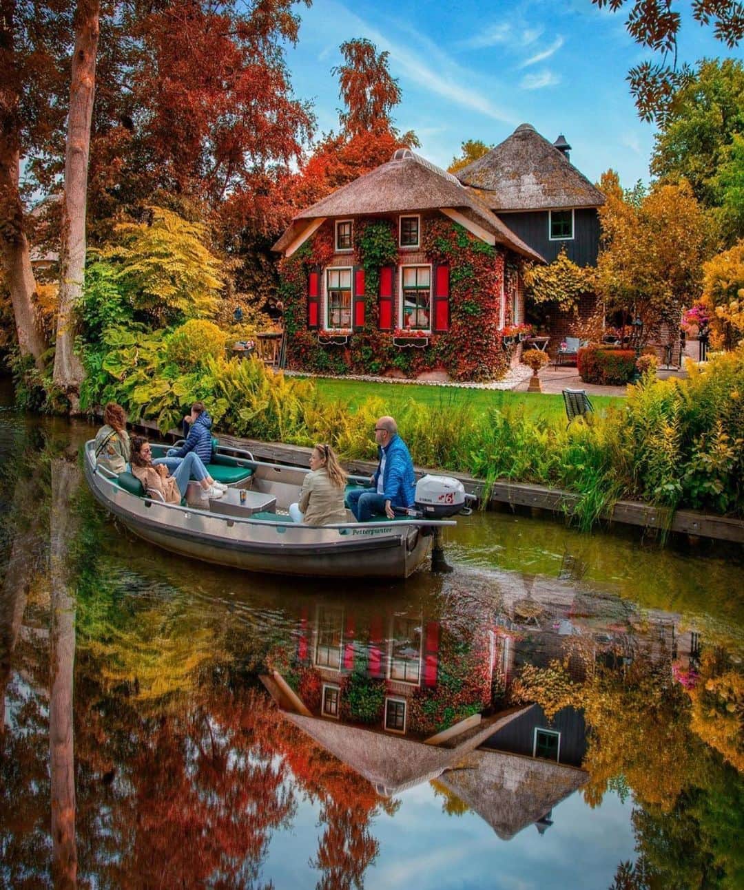 Wonderful Placesさんのインスタグラム写真 - (Wonderful PlacesInstagram)「Beautiful European cities in fall. Which is your favorite? ✨❤️❤️🍁🍁✨ . 1. Prague - Czech Republic  2. Giethoorn - Netherlands  3. Gdansk - Poland 4. Würzburg - Germany 5. Hallstatt - Austria 6. Stockholm - Sweden . Pictures by ✨✨@butnomatter.theroadislife✨✨ #wonderful_places for a feature ❤️🍁」10月17日 0時37分 - wonderful_places