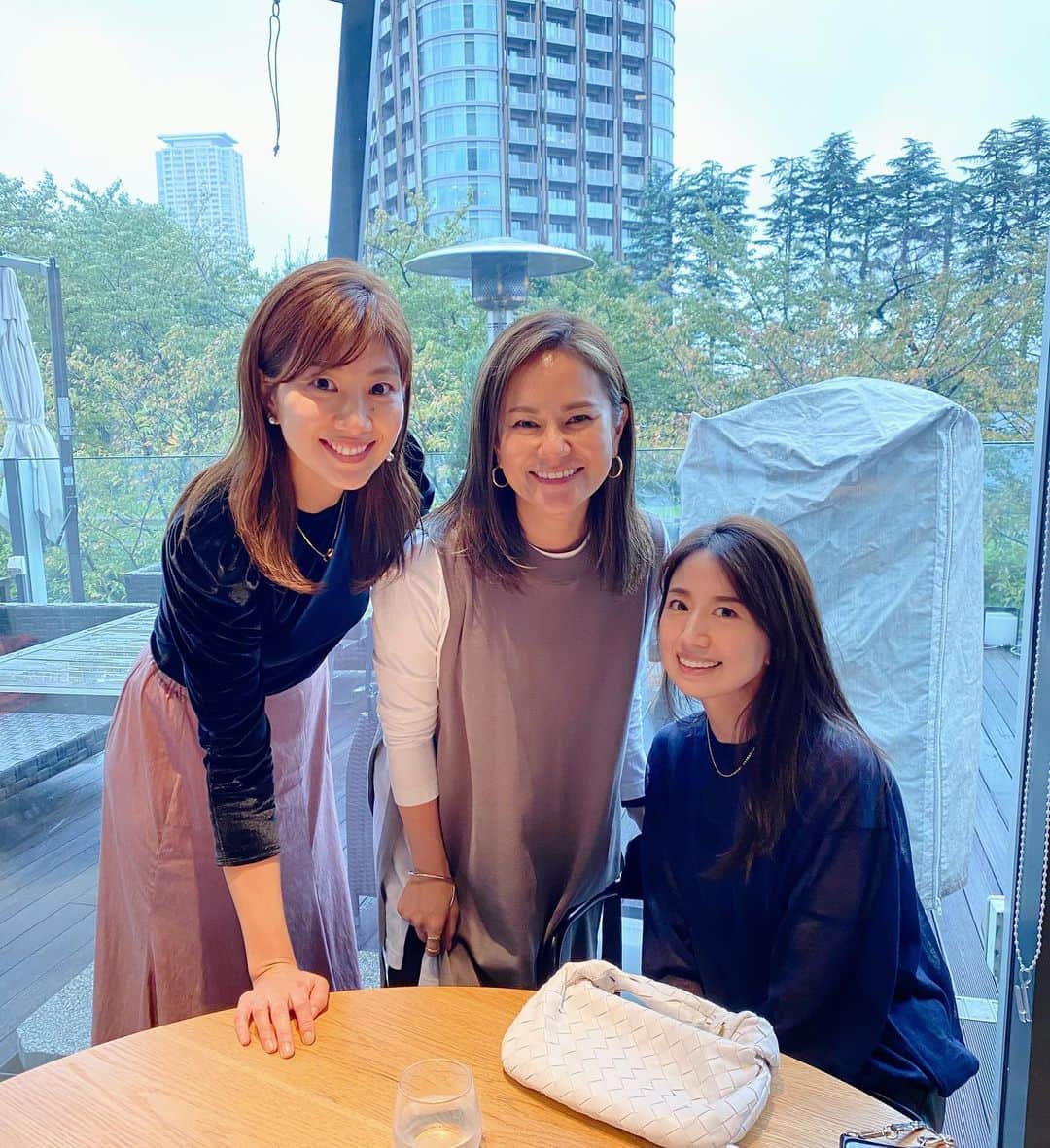のインスタグラム：「とても素敵な会でした…！ @reikoshiota さんセッティングしてくれて本当ありがとうございました✨　@akihigashihara さんは初めましてな感じが全くせず、沢山話し聞いてもらってしまいました…笑笑　お二人のキラキラオーラに終始眩しかった私ですがとても勇気を貰った時間でとにかく嬉しかったですー！！本当にありがとうございましたー！😆❤️ #綺麗な人を見るのが好きです #キラキラ　#中身は益々キラキラ #楽しすぎてあっという間 #感謝🙏」