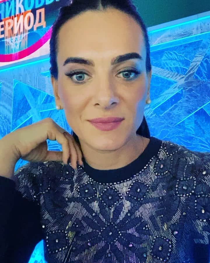 エレーナ・イシンバエワのインスタグラム：「Я вновь на съемках @ice_1tv. Страсти накаляются, участники стараются, уже есть претенденты на вылет...😬 ⠀ Wow, судить с каждой передачей все сложнее и сложнее. ⠀ Следите за @ice_1tv на @1tv и за моими сторис здесь и в @isinbaeva.fund ☝🏻 ⠀ I'm back on the TV SHOW of @ice_1tv. Passions are heating up, the participants are trying they best, there are already contenders for the leaving from the show...😬 ⠀ Wow, judging with each program is more and more difficult. ⠀ Follow @ice_1tv on @1tv and my stories here and at @isinbaeva.fund.」