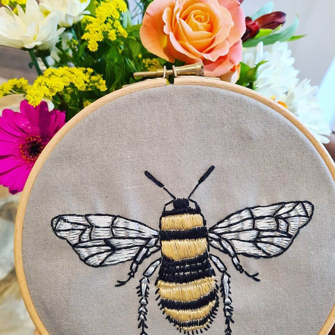 ジェニファー・ピンチズのインスタグラム：「Proud of what I stitched ☺ With the help of @makebox.co recommended to me by @kristiannebrogden 🐝🧵🌷🌼 #lockdowncrafts #stayathome」