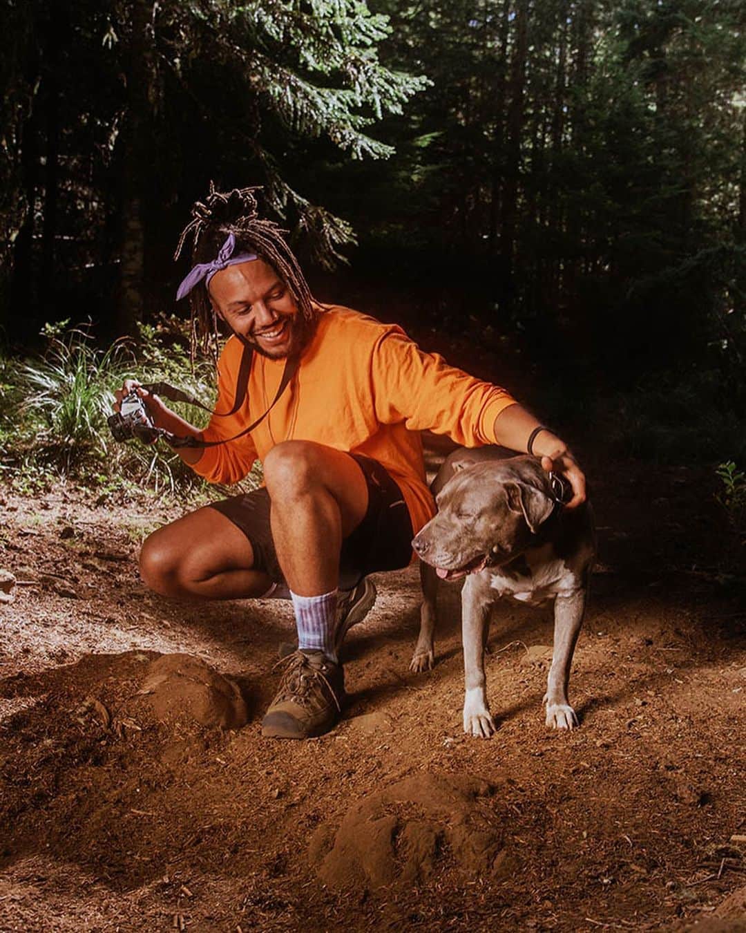 のインスタグラム：「Meet our friend @aaronrobinson 👋 Aaron (and his pup Rocko)! Aaron is a meditation coach, photographer and podcast host based out of Portland, OR. He'll be taking over our Instagram this weekend to share his practice of stillness and reflection in hopes to inspire more deeply connected experiences in nature.  He discovered 3 years ago that nature is a place for deep healing and transformation. Taking every opportunity to disconnect from all distraction and bring his “inner work” outdoors  He began to develop a deep reverence for the land, animals, and the intelligence that keeps everything in perfect harmony. This intimate relationship with mother nature inspires him to share his gifts with the world and to lead others in discovering their highest creative potential.  📸 : @robbiejking   #targhee15」