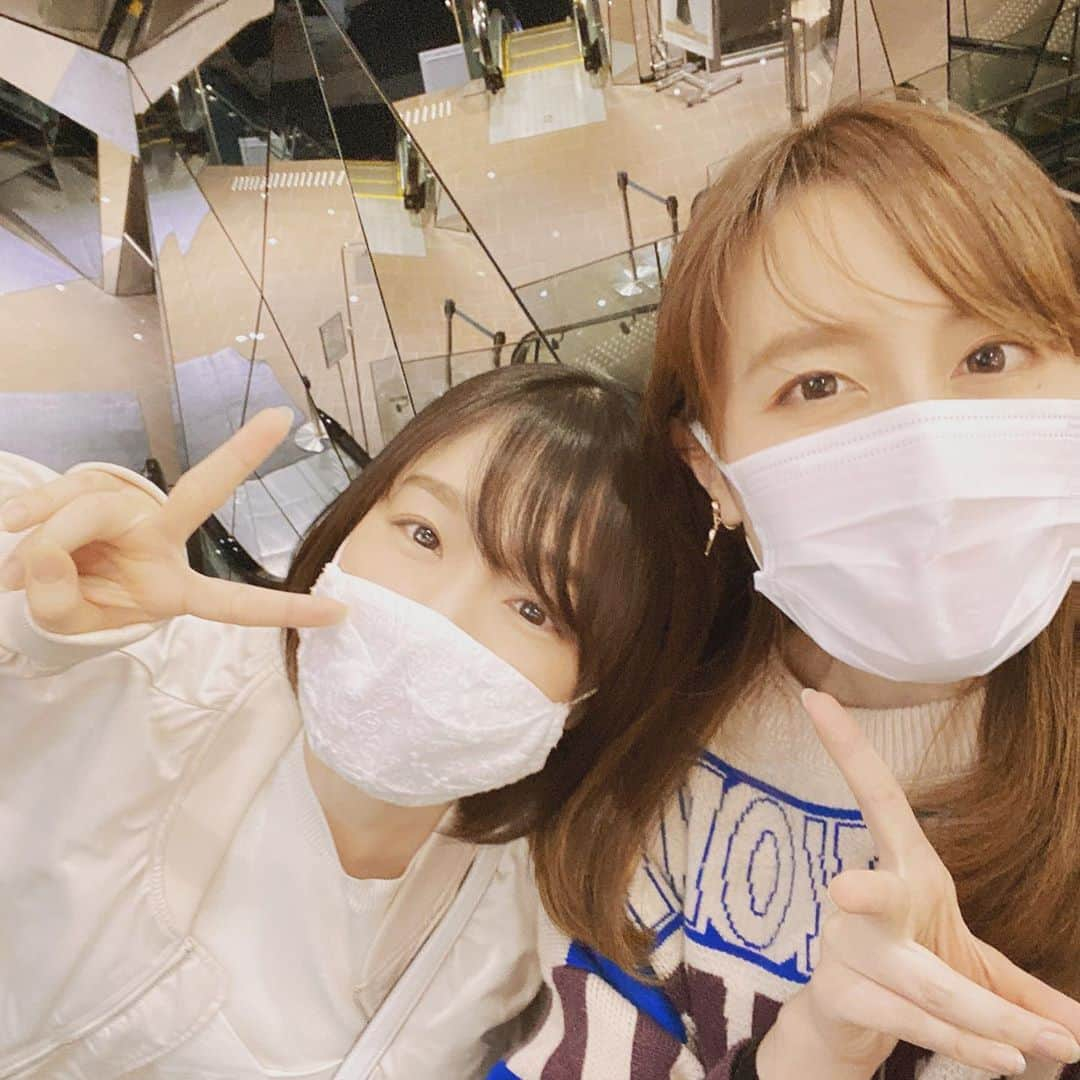 松嵜麗さんのインスタグラム写真 - (松嵜麗Instagram)「葉山いくみちゃんと久しぶりに会った～☺ デートしてきたぁ☺☺  ランチして、お茶して、 衣装選ぶのも一緒に来てくれた😭🙏🏻 大事な衣装選びのときには一緒に選んでくれるの☺  偶然も重なったりもあって今回も一緒だったんだが、 実はハワイで撮ったウェディングフォトで着るウェディングドレス選びも付き合ってくれたの😭（旦那は来てないのに（笑）） 感想が的確というか、 私が嫌なタイプの服を理解してくれて、 より似合う方を言ってくれるし、 微妙なのは微妙、似合うものは似合うと言ってくれる。 いくたんが似合うって言うのはとても信じられる☺🙏🏻  久々で会ってない時間も割とあるけど、 学生時代からの友達のような、 会うととても落ち着く 大好きなお友達なのです🥰  #葉山いくみ #原宿デート #好きなお洋服のブランドがだいたい一緒 #だけど好きなお洋服のタイプは全然違うw #いくたんかわいい #ほんとかわいい #性格もめちゃめちゃいい #好き🥰」10月17日 0時47分 - reiandbob