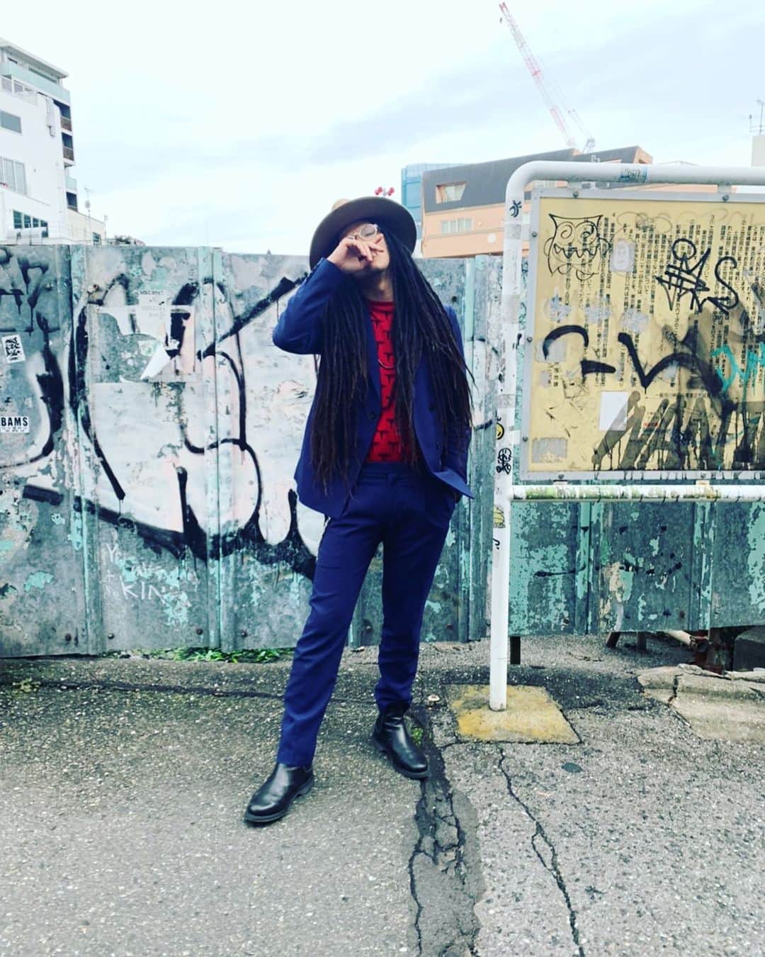庄村聡泰のインスタグラム：「頭#kijimatakayuki  眼#jeanpaulgaultier  上下#littlebig  中#supreme  足#drmartens  銀#chromehearts」