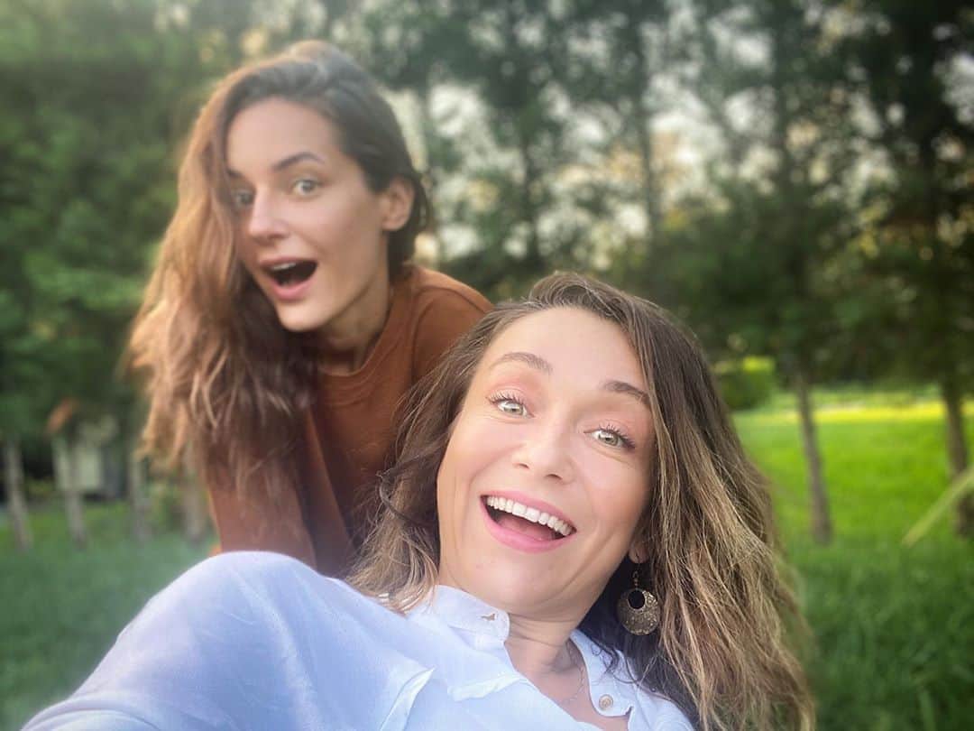 Sedef Avciのインスタグラム：「Her zaman yanımda olduğunu bildiğim canım dostum💖. Her halimi kabul eden yol arkadaşım. Benim için ne kadar önemli olduğunu biliyorsun, biliyorum. Sağlığın da benim için çok önemli bunu sakın unutma🌸. Her sene olduğu gibi bu sene de meme muayeneni yapmayı unutma. Benim #elimsende , senin elin de tüm sevdiklerinin üzerinde olsun. @basagu @nesfitturkiye @memeder #kontrolsende #işbirliği」