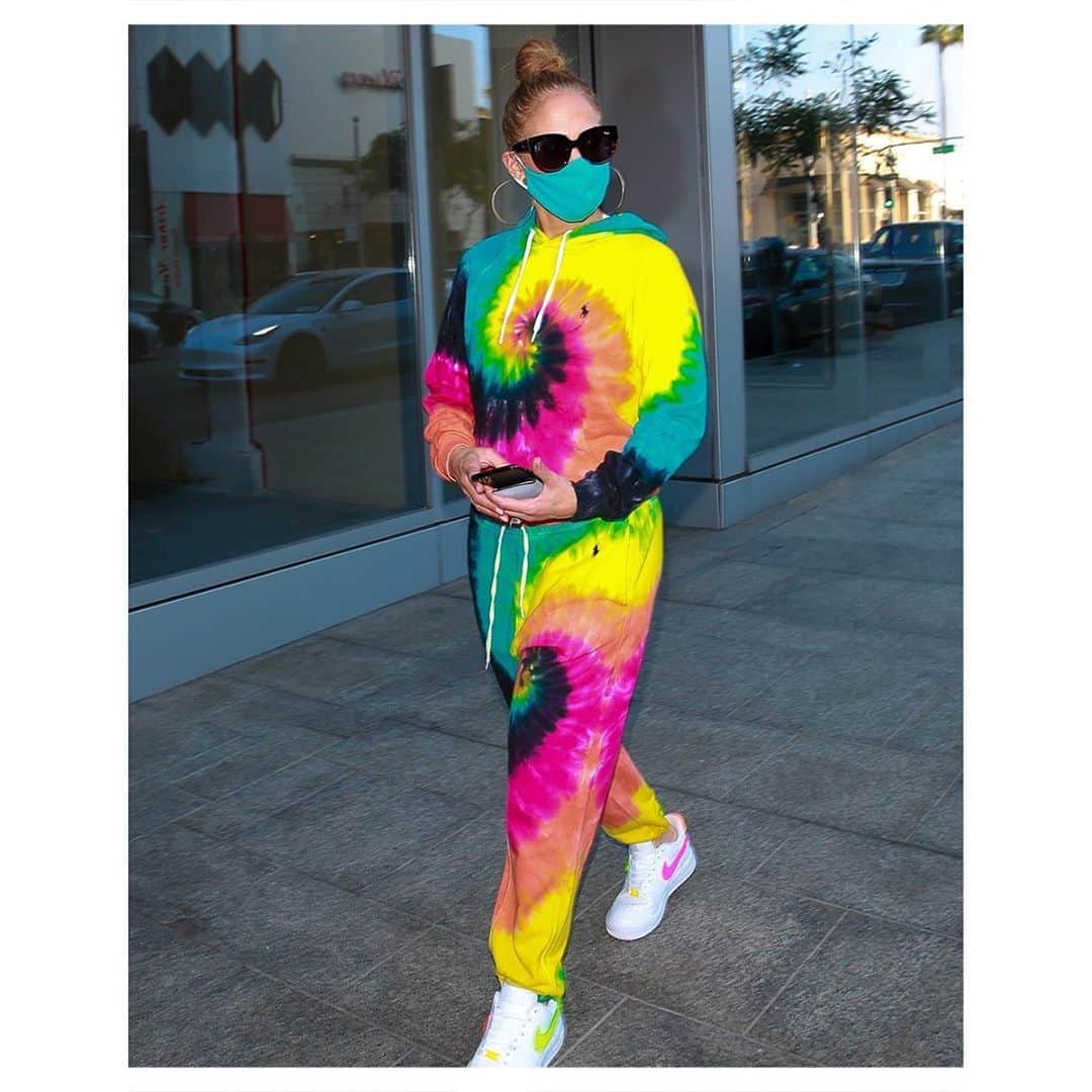 Polo Ralph Laurenさんのインスタグラム写真 - (Polo Ralph LaurenInstagram)「#JLO in Beverly Hills wearing a #PoloRalphLauren Tie-Dye Fleece Hoodie and Sweatpants.  #PoloRLStyle #JenniferLopez」10月17日 0時58分 - poloralphlauren