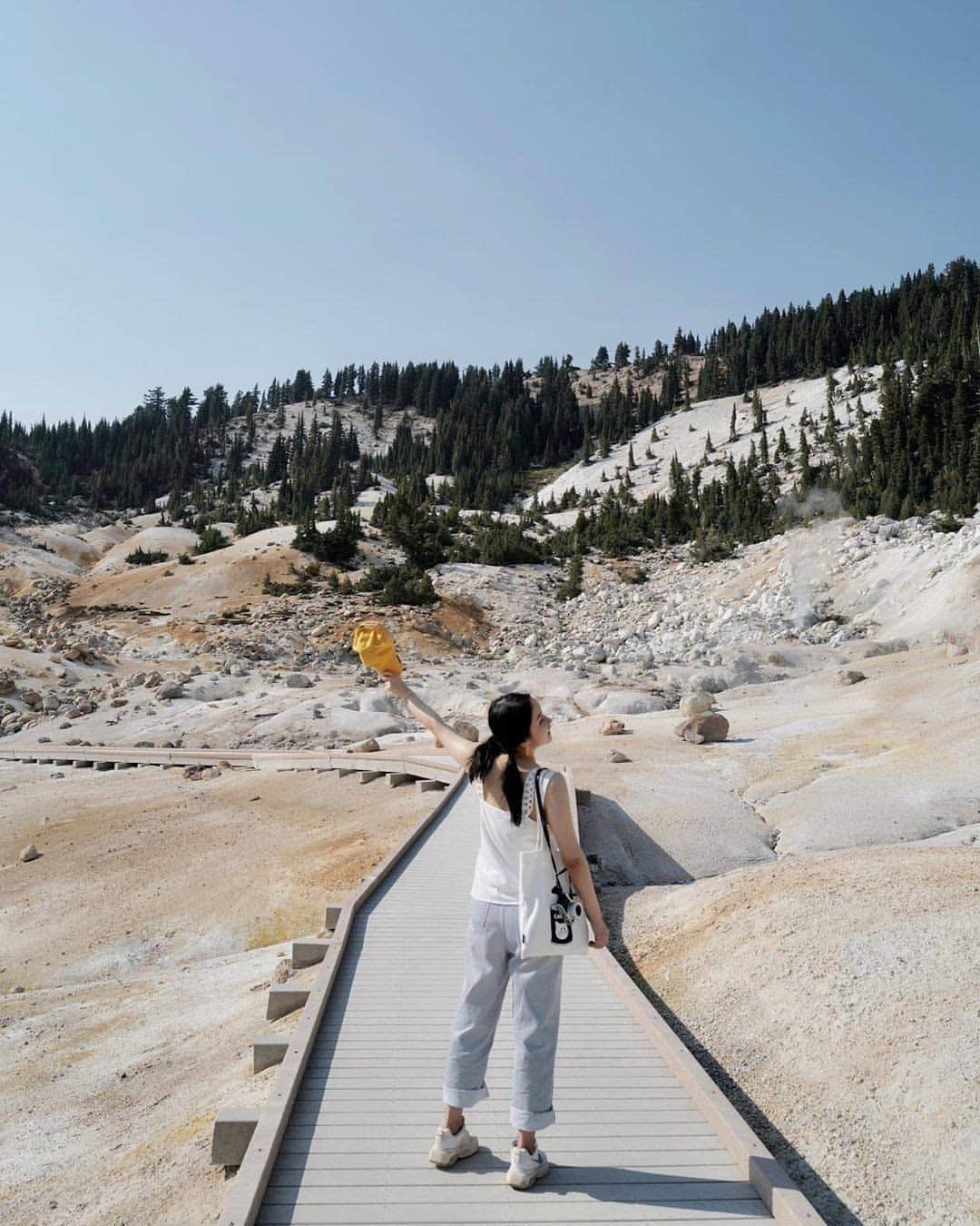Visit The USAさんのインスタグラム写真 - (Visit The USAInstagram)「Off to explore Lassen Volcanic National Park in California! Did you know, there are four different types of volcanoes in the entire world and all four types can be found in Lassen Volcanic National Park?! From flower meadows 🌸 to mountain lakes to volcanoes🌋 there are so many different terrains to see at this National Park! #VisitTheUSA 📸 : @tomoreoreo」10月17日 1時00分 - visittheusa
