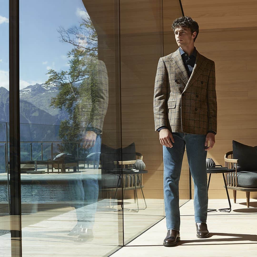 カナーリのインスタグラム：「Start every day as a new episode where simple gestures and a casual attire portray your self-confidence. Discover the new arrivals at the link in bio. #Canali1934 #CanaliFW20 #MadeInItaly #ChasingBeauty」